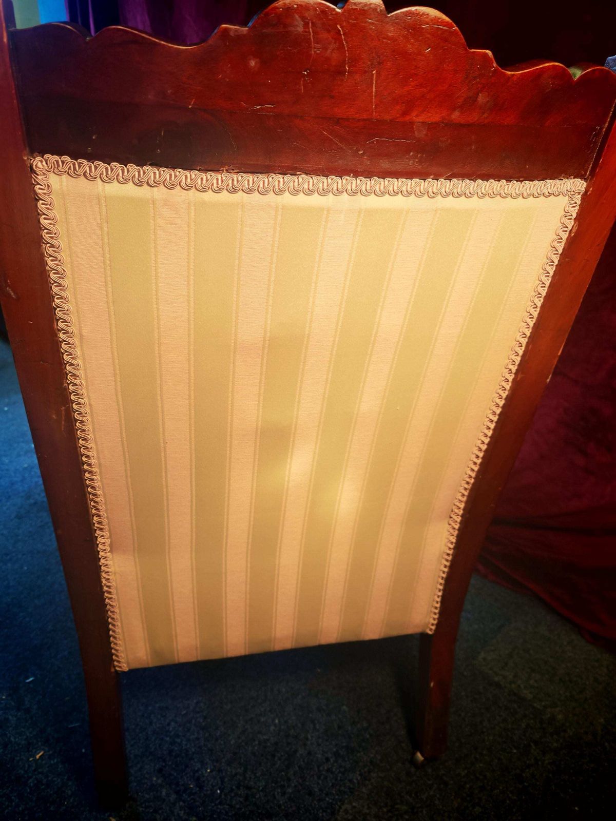 photo for sale Antieke smalle rugleuning, roze en witte mahonie Victoriaanse voedingsstoel. Jaren 1980/90 waarschijnlijk opnieuw bekleed. 96 cm hoog. Zeer goede staat
