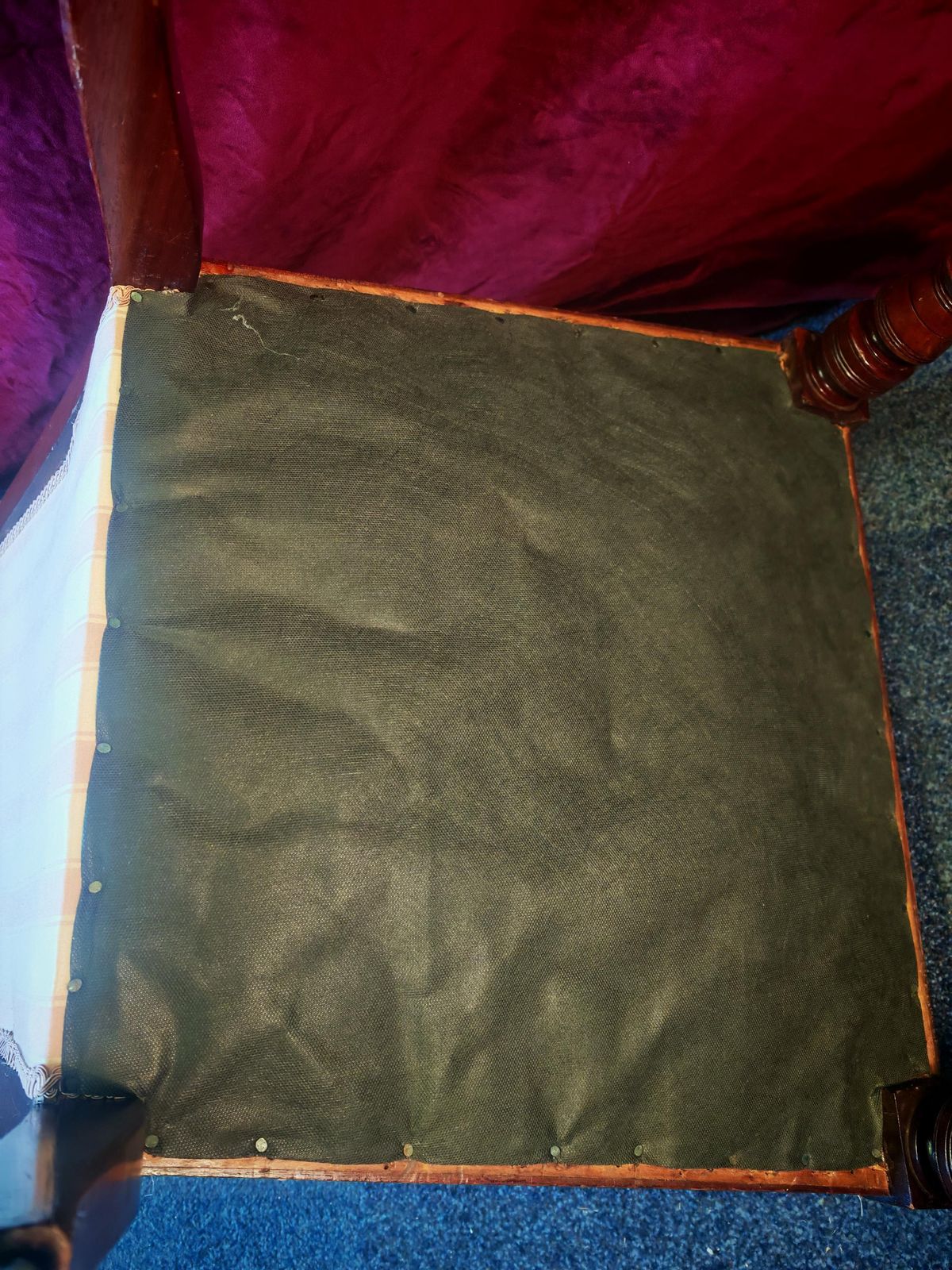 Meubels Antieke smalle rugleuning, roze en witte mahonie Victoriaanse voedingsstoel. Jaren 1980/90 waarschijnlijk opnieuw bekleed. 96 cm hoog. Zeer goede staat photo