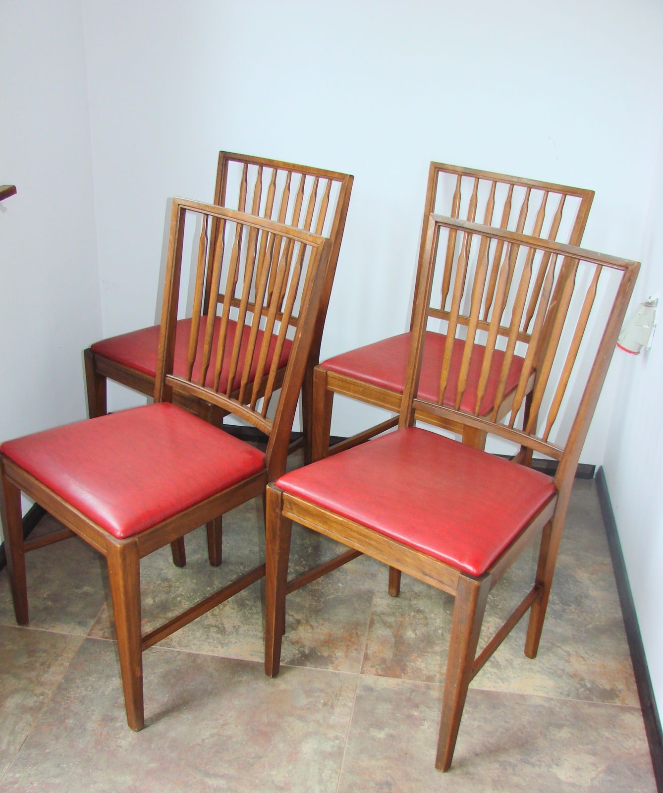 Set van 4 Moder stoelen, ca. jaren 1960 – eiken en kunstleer, vintage photo furniture