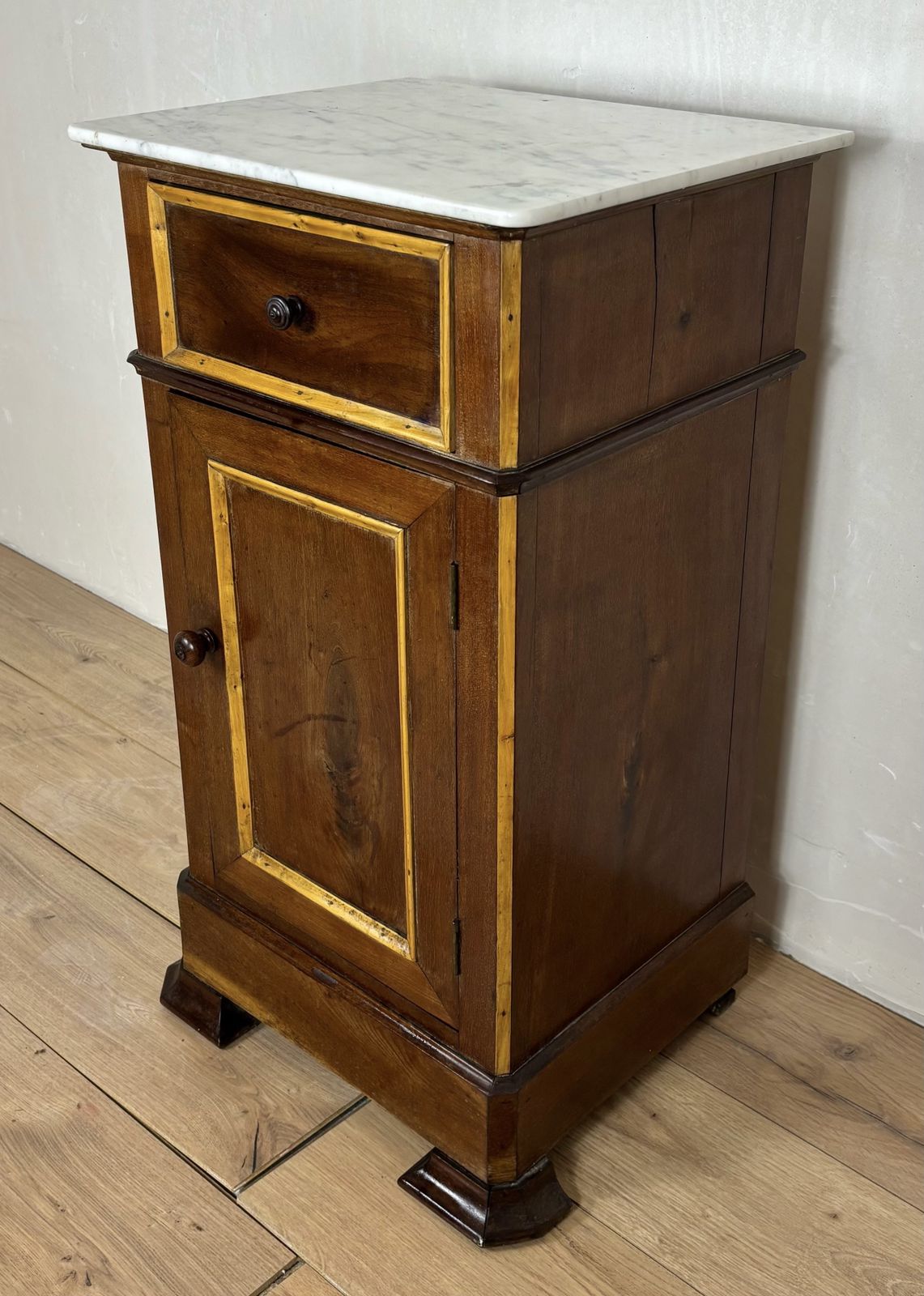 photo furniture Paar Spaanse houten nachtkastjes met marmeren blad, jaren 1930