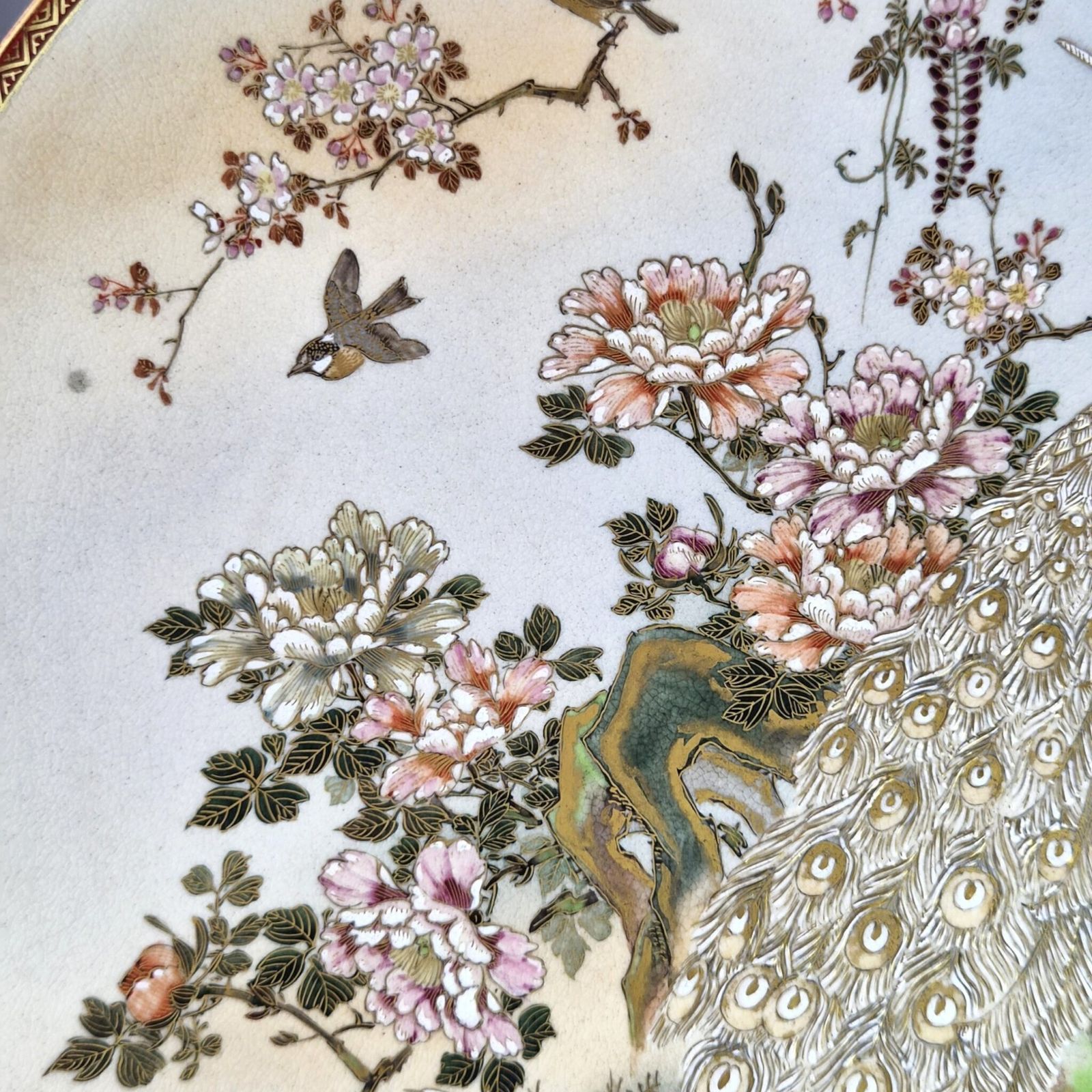 Grote Meiji Satsuma-schaal met pauwdecoratie en moriagewerk, Japan ca. 1890-1915 photo vinterior