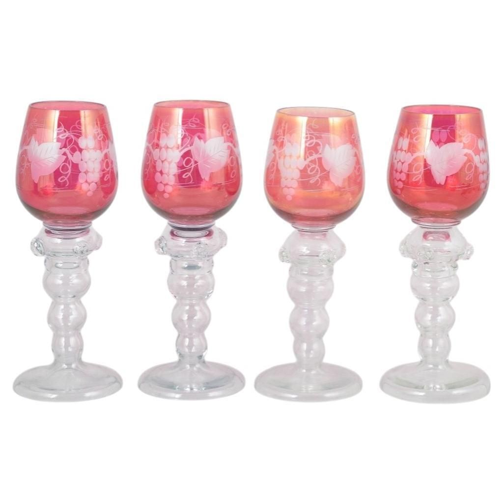 Set van vier Boheemse kristallen rode wijnglazen met bloemen- en druivenmotief.