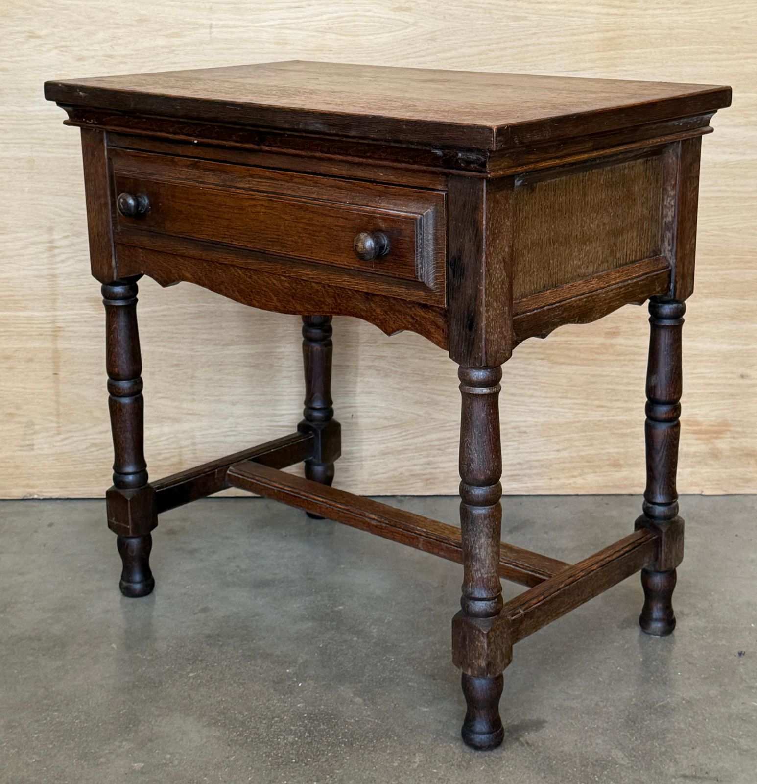 Paire de tables de chevet classiques espagnoles en bois sculpté photo buy