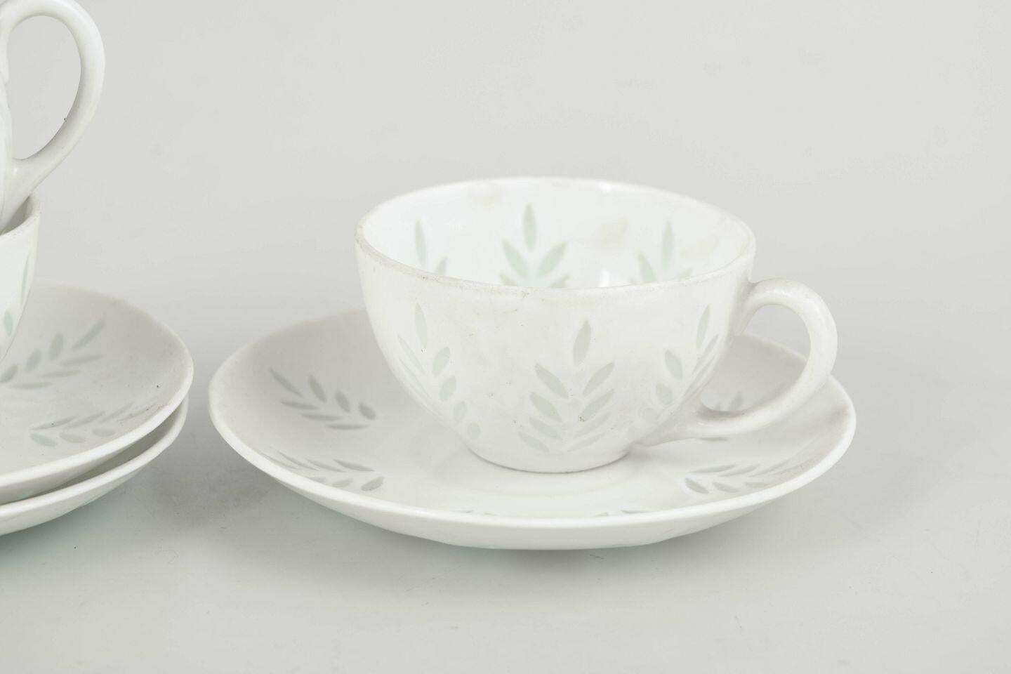 Friedl Holzer Kjellberg pour Arabia. Trois tasses à café demi-tasse en porcelaine avec soucoupes photo for sale
