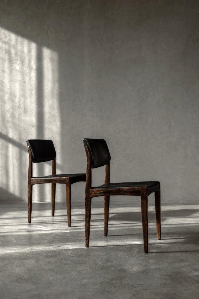 photo furniture Mid Century Scandinavian Modern Rozenhouten En Zwartleren Stoelen Van H.W. Klein Voor Bramin, Jaren 1960, Set Van 3