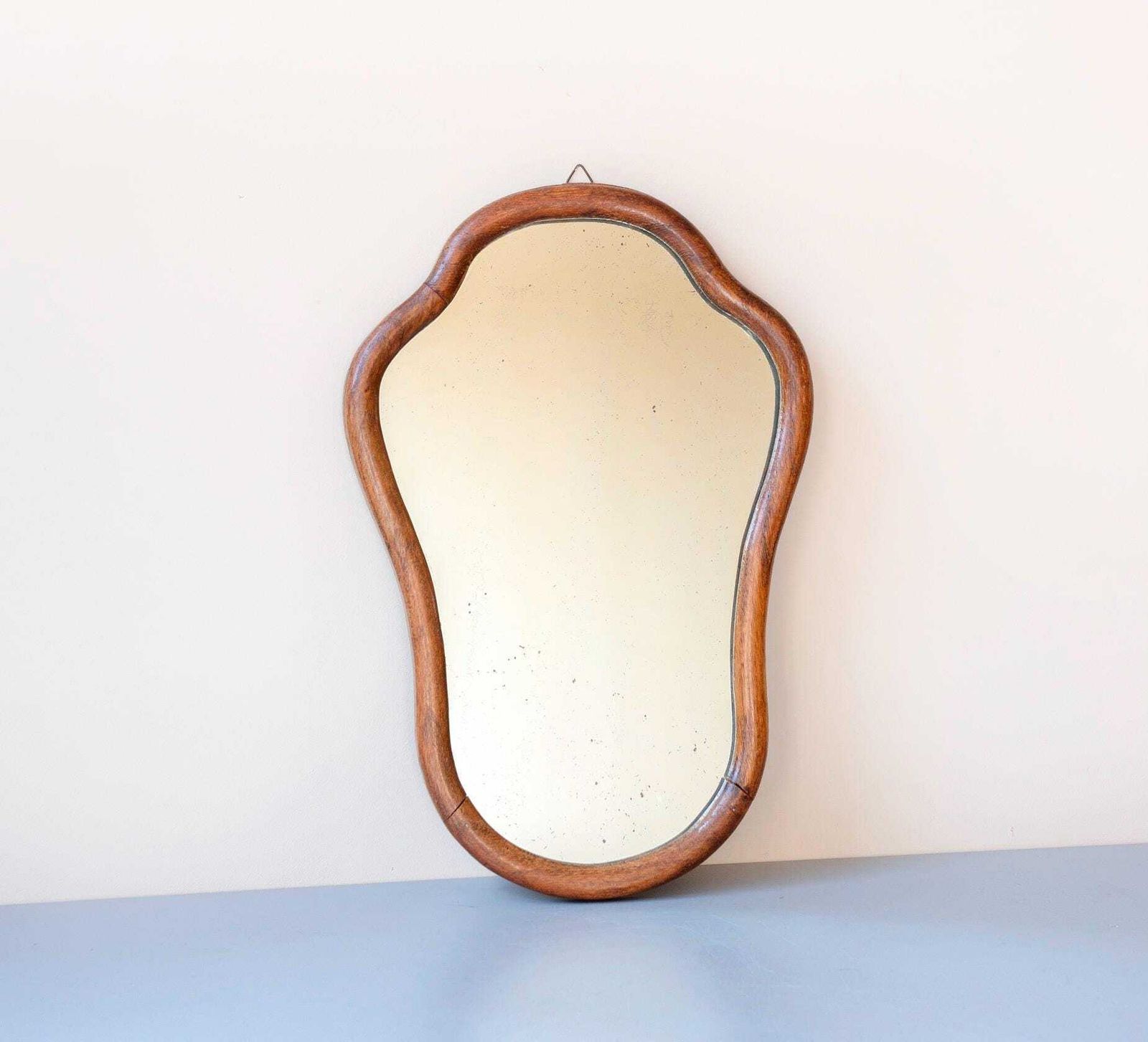 Antiek Gebogen Nederlands Eiken Wandspiegel   Klein Schildvormig Spiegeltje Met Houten Lijst   Ca. 1900 photo furniture