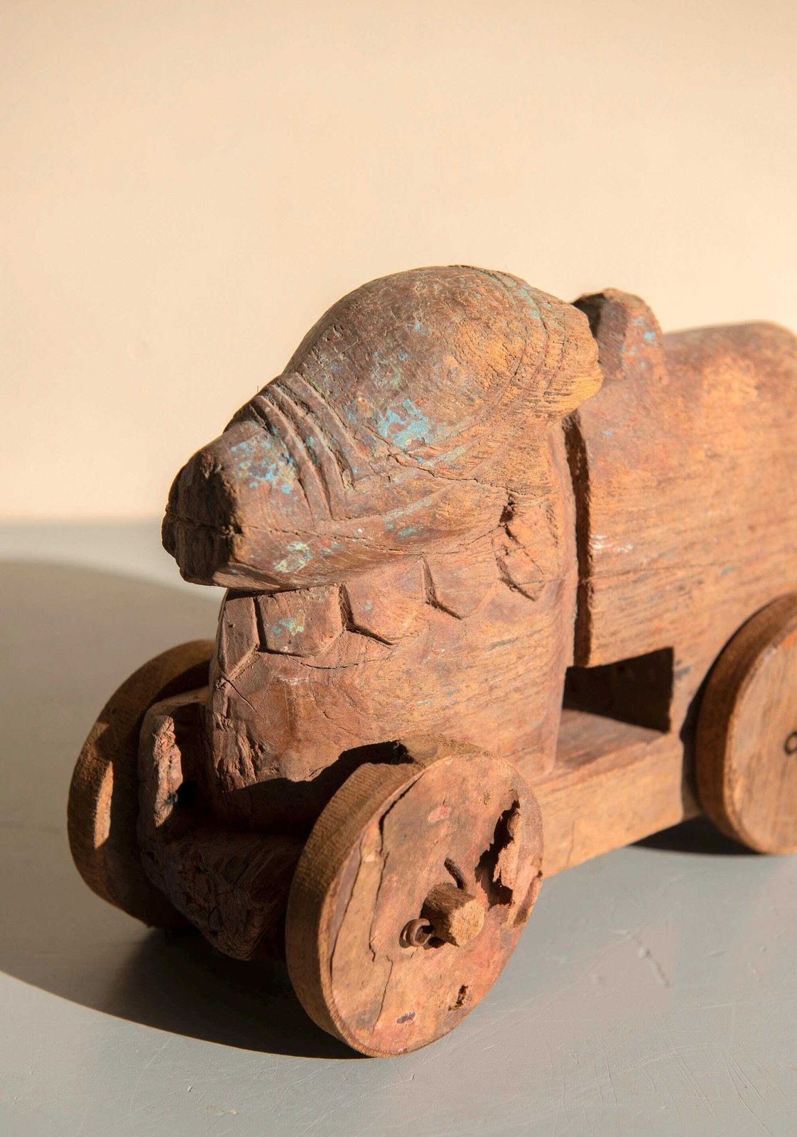 Taureau Nandi indien d'époque sur roues, jouet de temple en bois primitif, sculpture animalière folk art rustique photo furniture