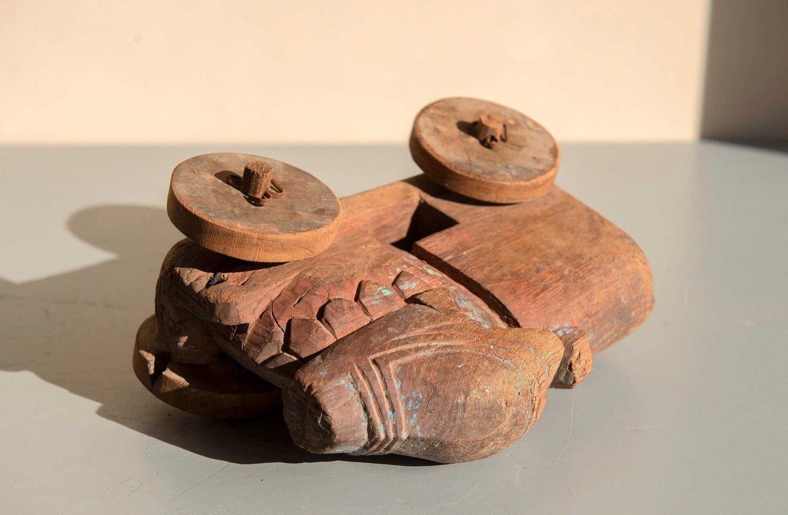 photo furniture Taureau Nandi indien d'époque sur roues, jouet de temple en bois primitif, sculpture animalière folk art rustique
