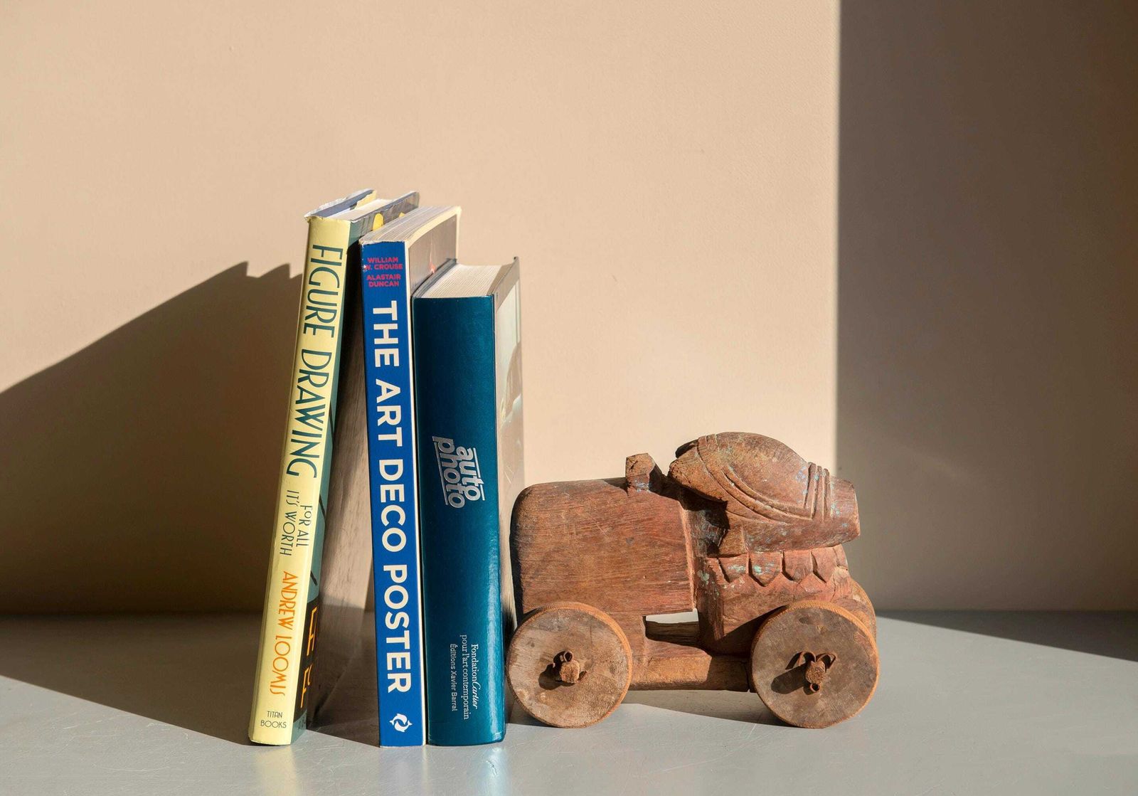 photo for sale Taureau Nandi indien d'époque sur roues, jouet de temple en bois primitif, sculpture animalière folk art rustique