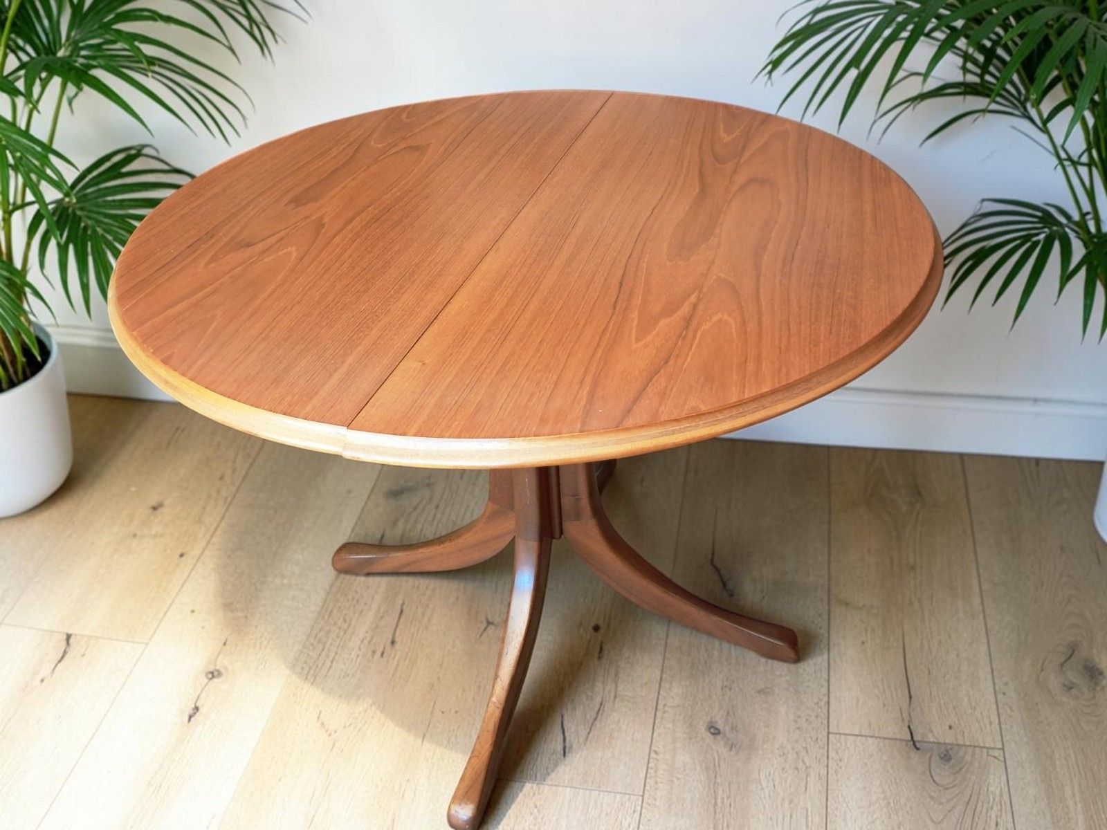 photo vintage Mid Century Vintage Teak Extending Dining Table & 4 Chairs Dining Set 1970's
