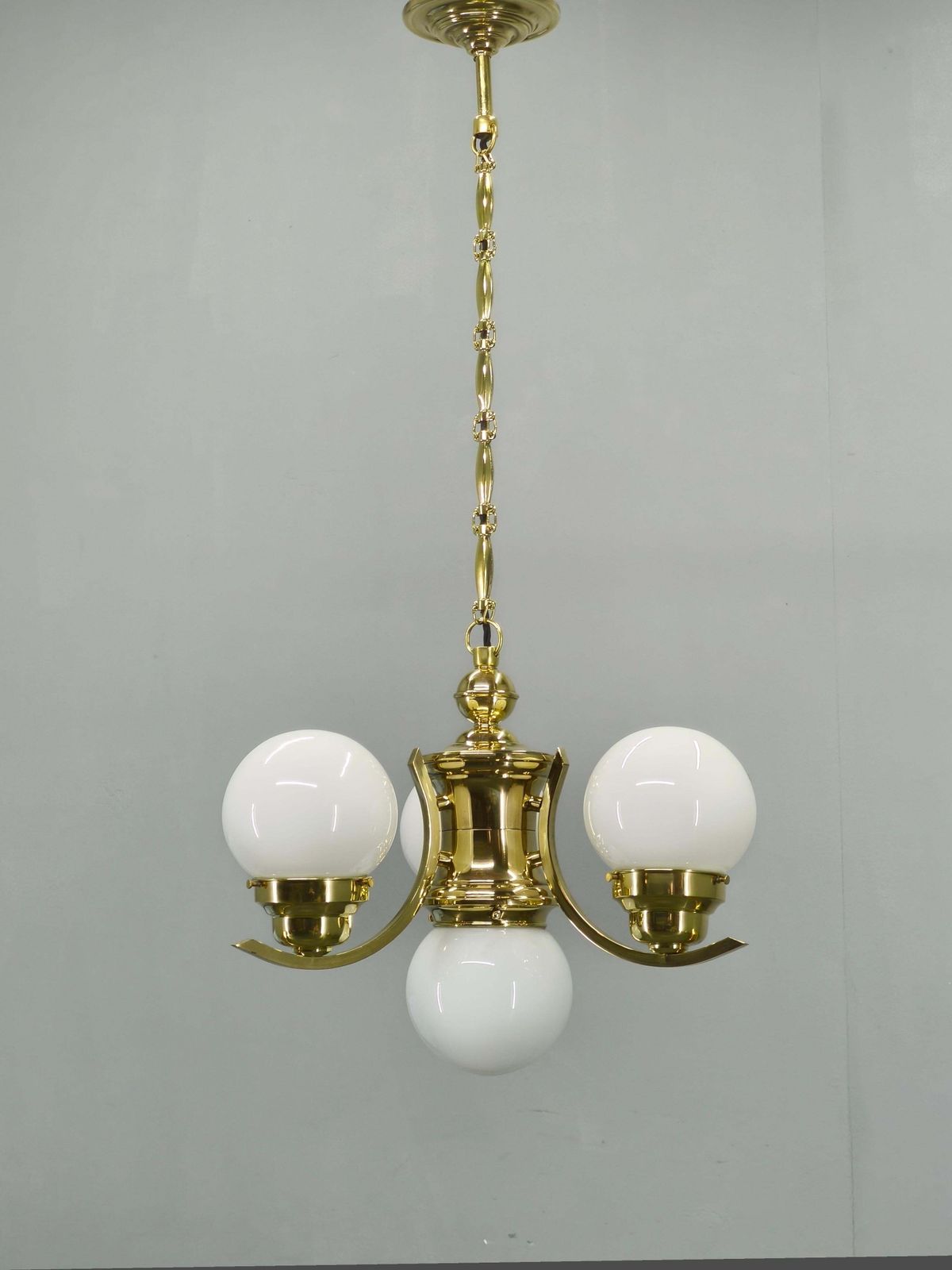 Tsjechische art deco messing kroonluchter met melkglazen bollen, jaren 1930 photo furniture