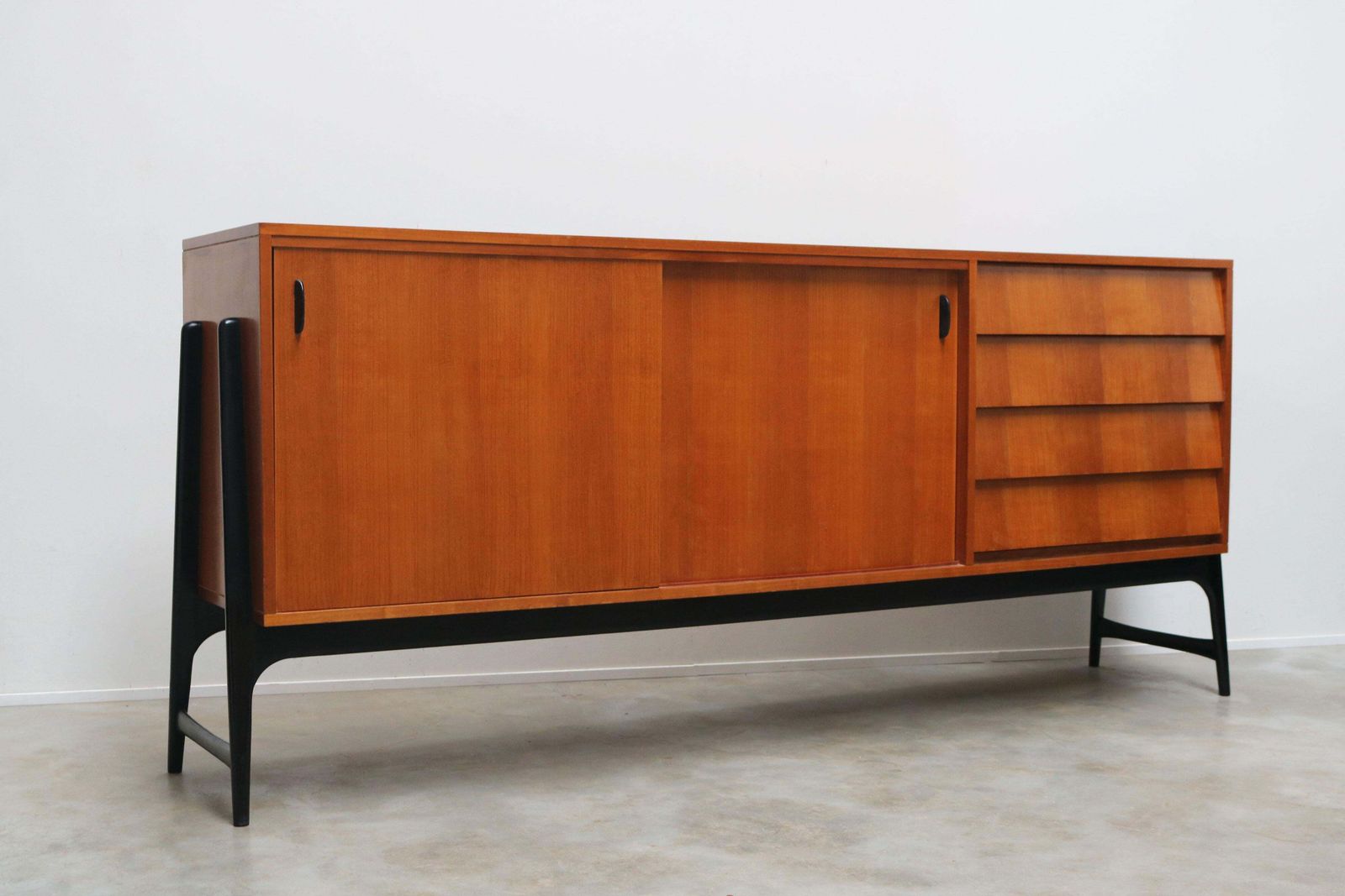 Meubels Zeldzaam mid-century design – Alfred Hendrickx, model 3030, dressoir, België, 1959 photo