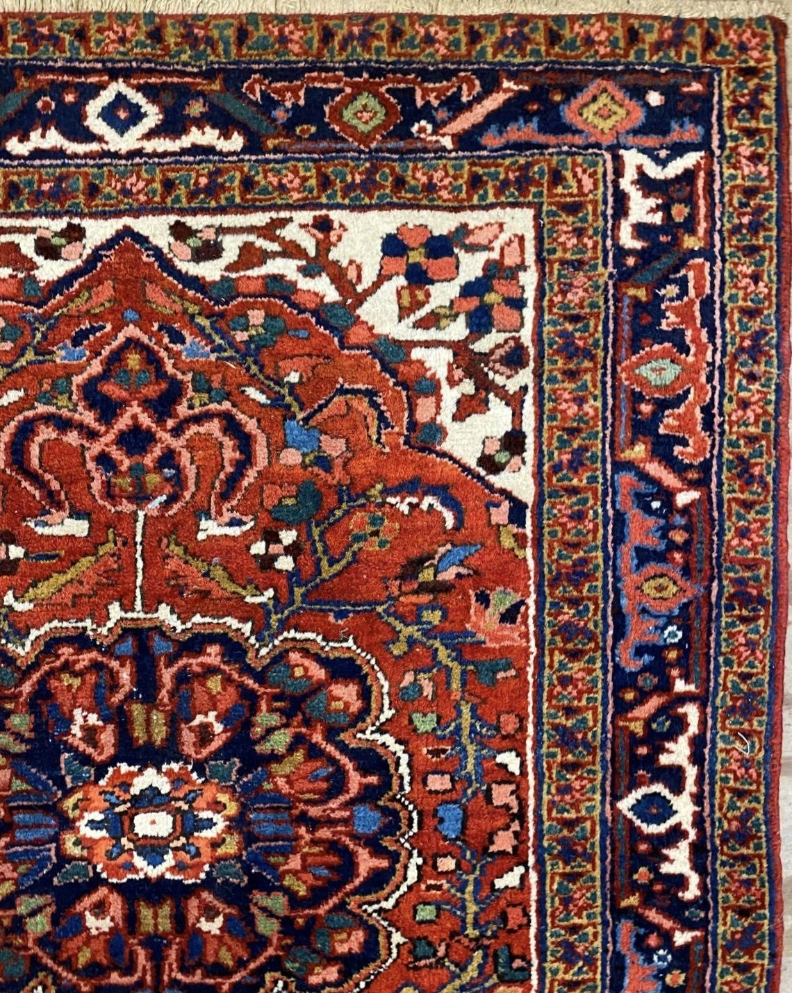Vintage Heriz Rug 143x113cm photo 510.0