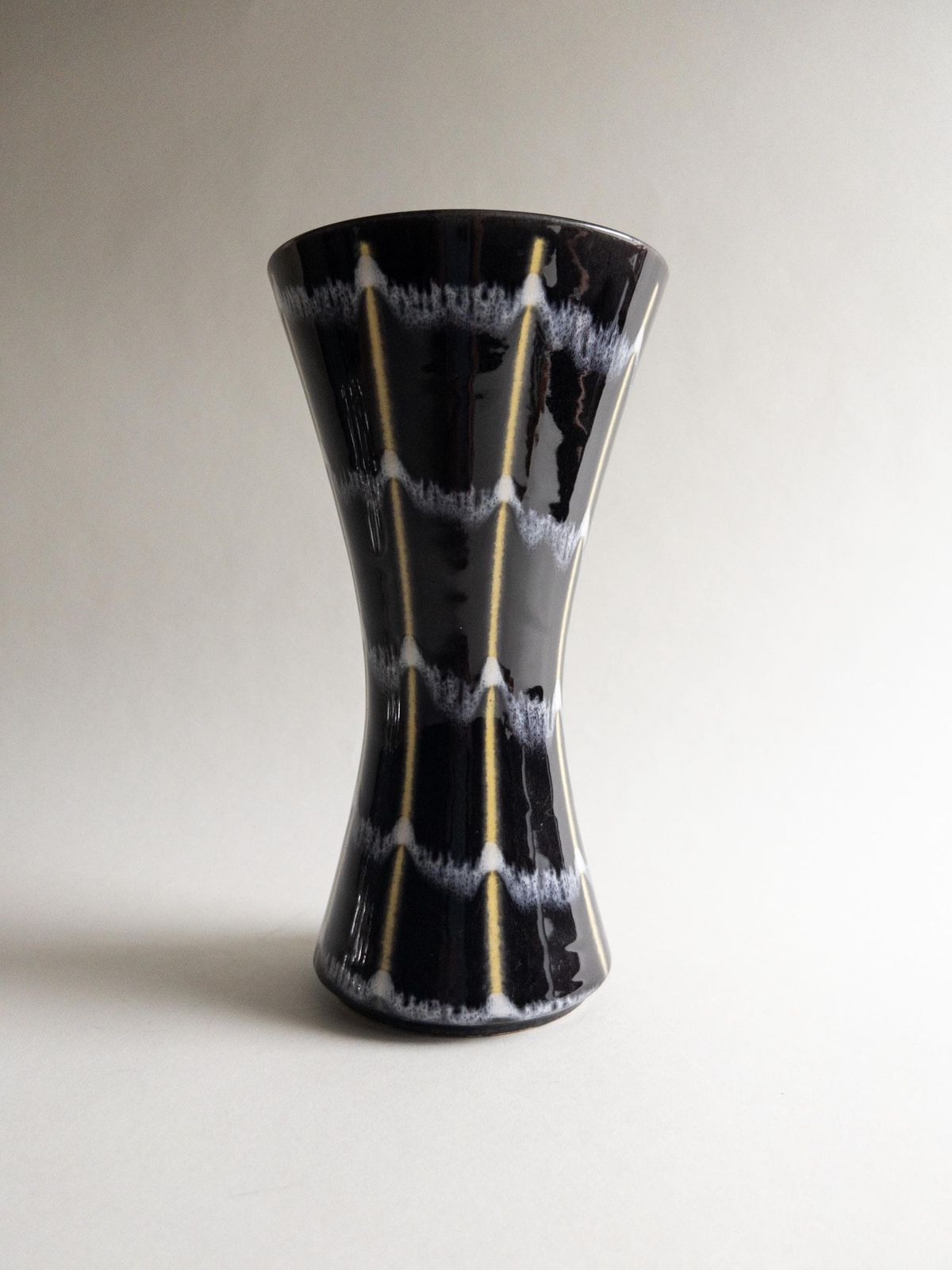 Dümler & Breiden vaas, mid-century West-Duits aardewerk, zwart wit geel decor photo for sale