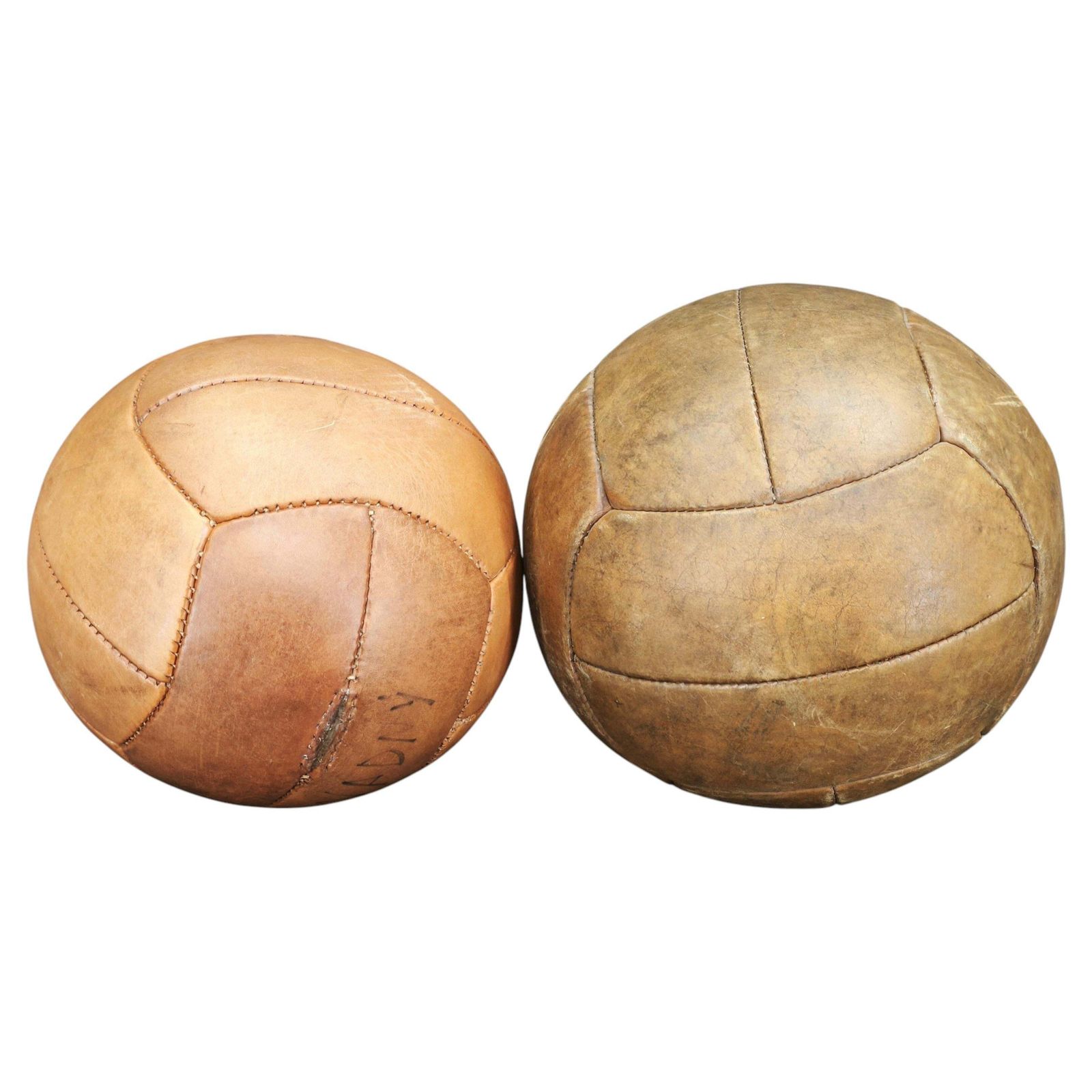 Set van twee vintage lederen medicijnballen, Tsjecho-Slowakije, jaren 1950