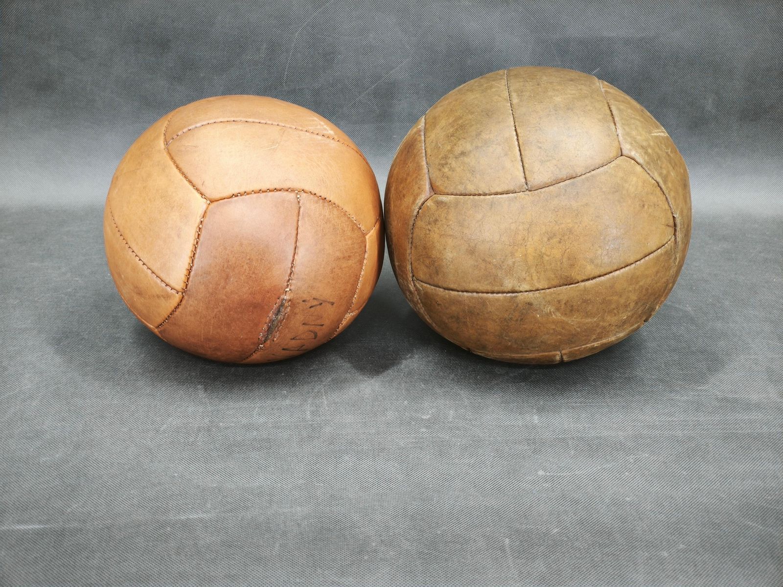 Lot de deux ballons médicinaux vintage en cuir, Tchécoslovaquie, années 1950 photo furniture