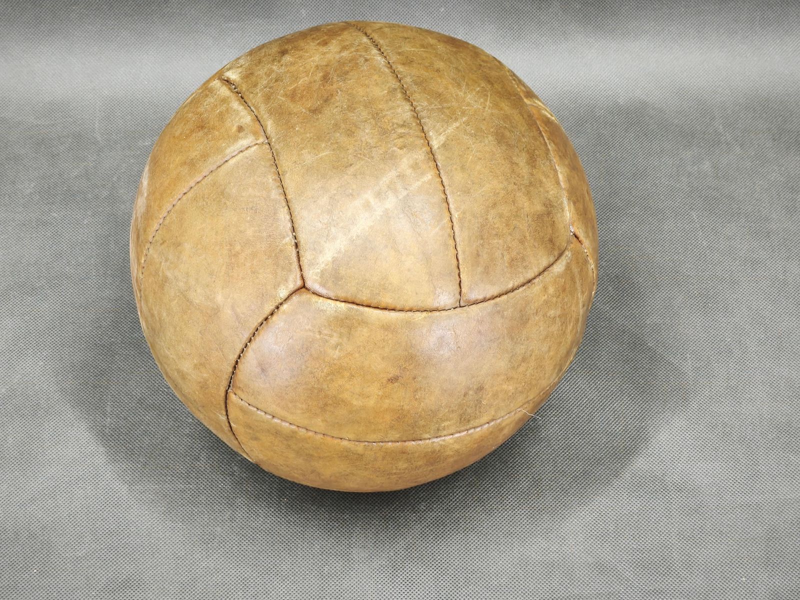 Set Van Twee Vintage Lederen Medicijnballen, Tsjecho Slowakije, Jaren 1950 photo for sale