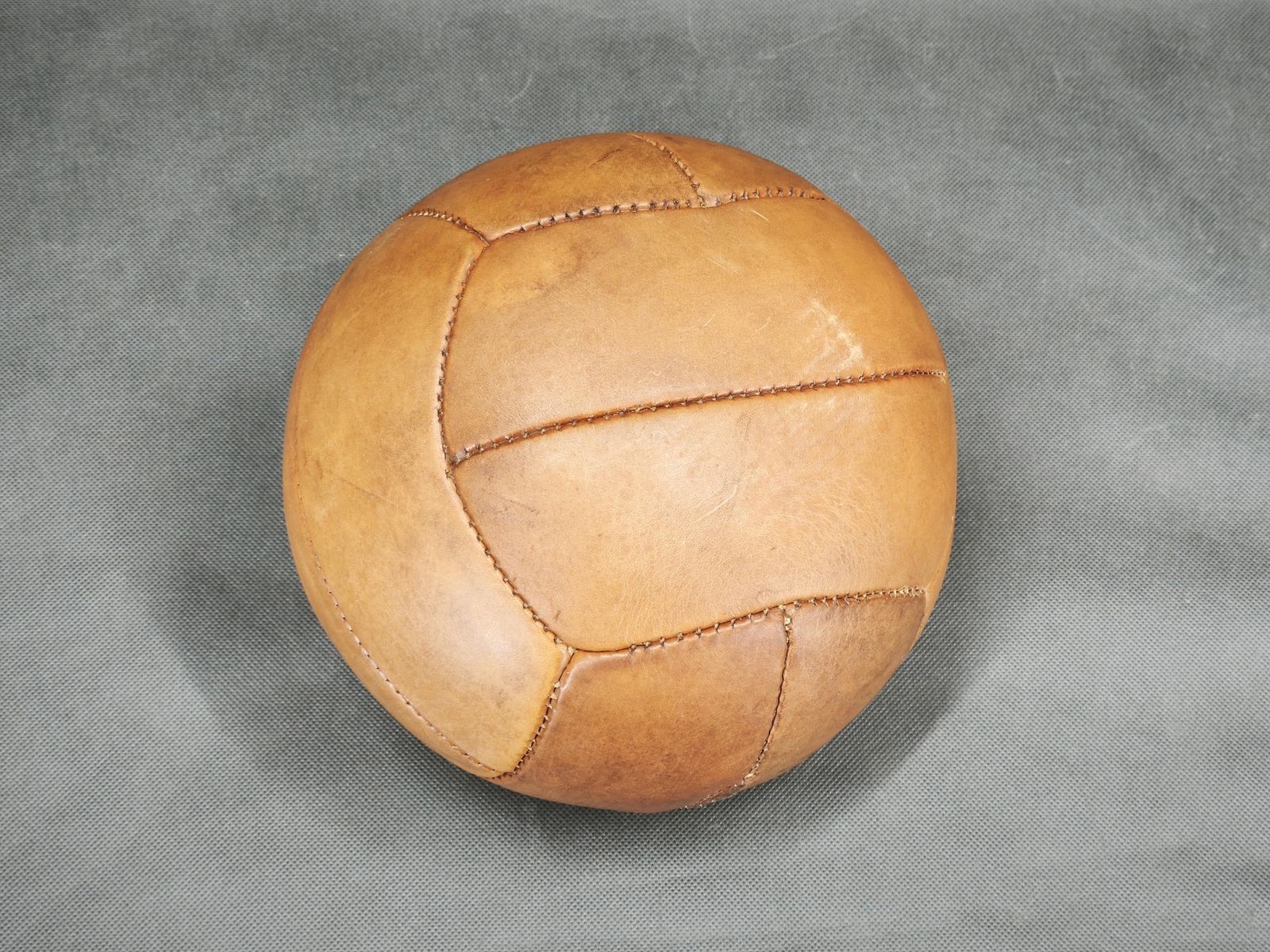 Set Van Twee Vintage Lederen Medicijnballen, Tsjecho Slowakije, Jaren 1950 photo vinterior