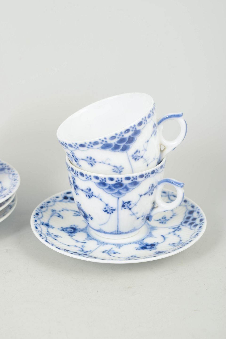 Royal Copenhagen Blue Fluted Half Lace. Service de quatre tasses à café avec soucoupes. photo for sale