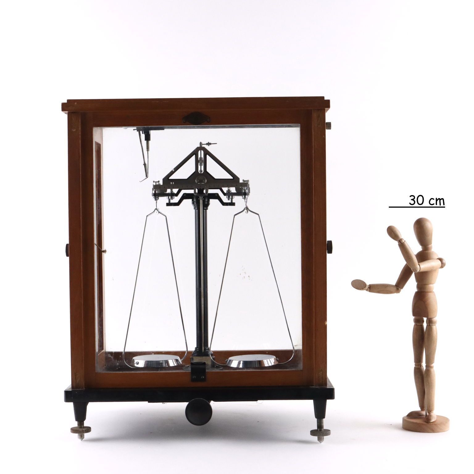 Antieke analoge weegschaal met koffer, Galileo Sartorius, Milaan, 20e eeuw photo furniture