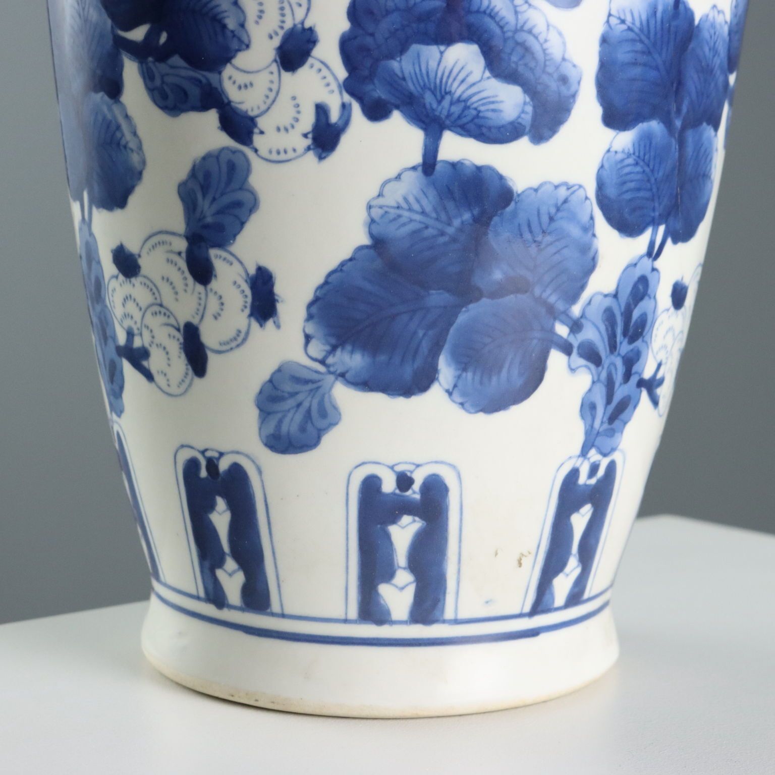 Vase d'époque en porcelaine, décors de Chine, XXe siècle photo vinterior