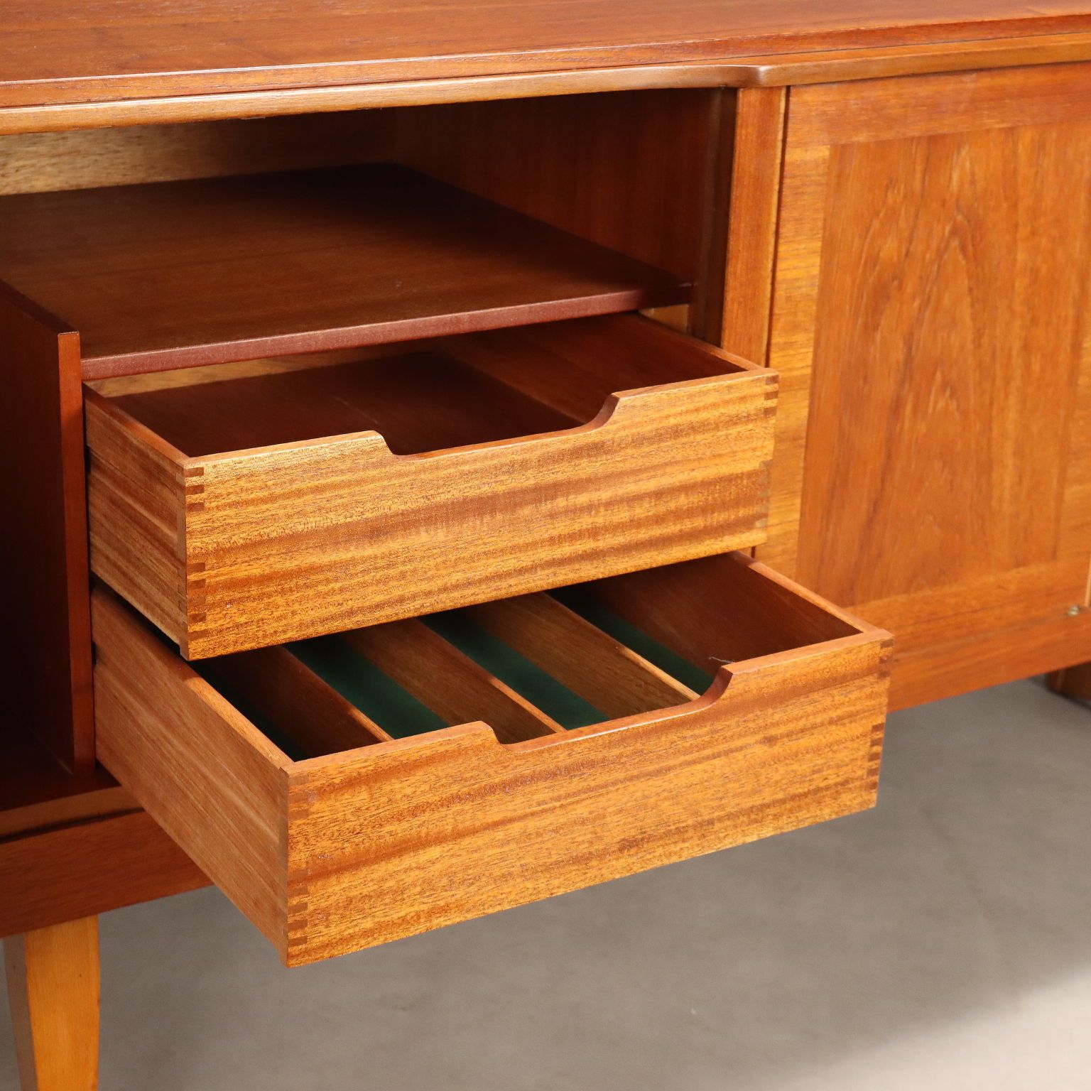 photo furniture Sideboard Inglese Con Vano Bar