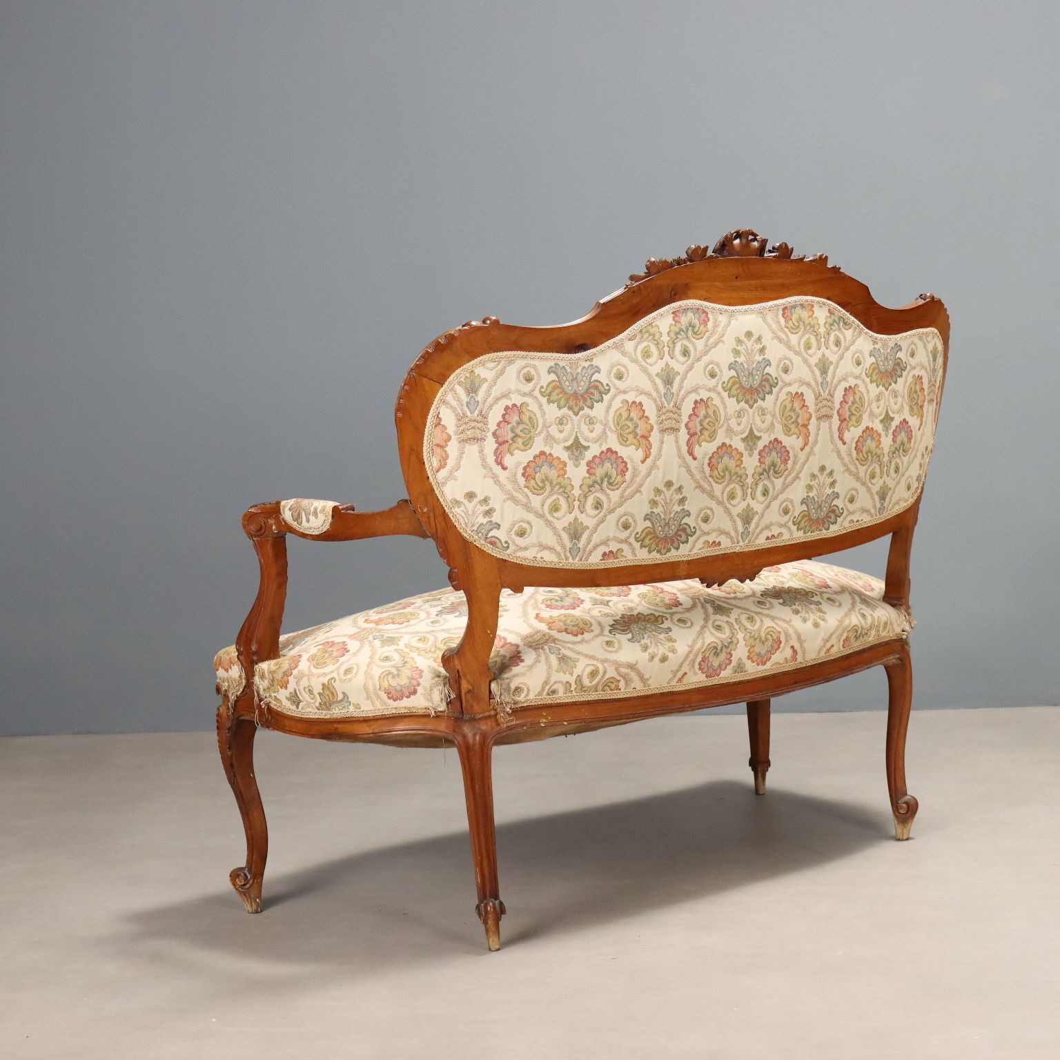 photo furniture Sofa Baroque Style Walnut Carvings Italy XIX Century