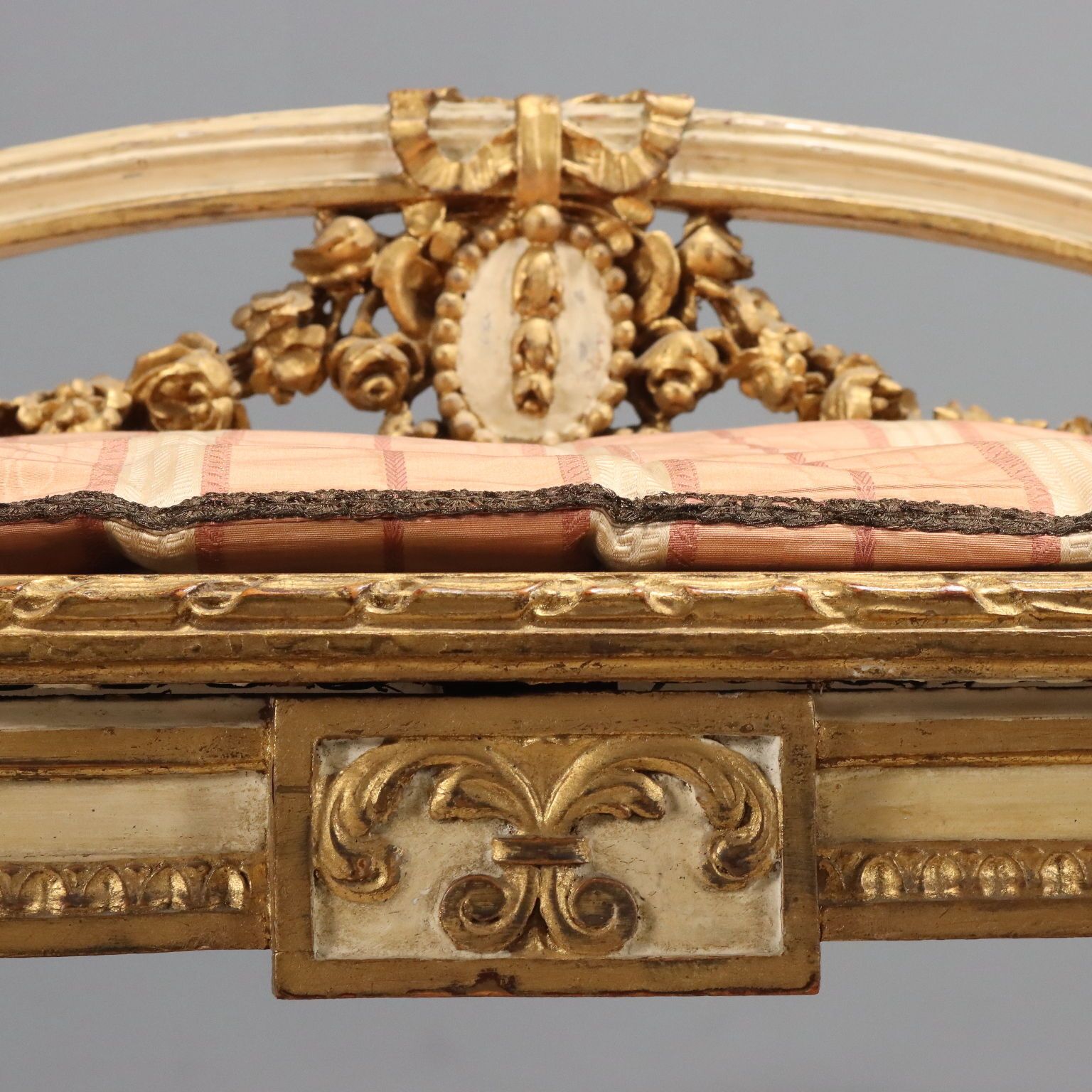 Banquette de style néoclassique en bois laqué et doré, XIXe siècle photo vinterior
