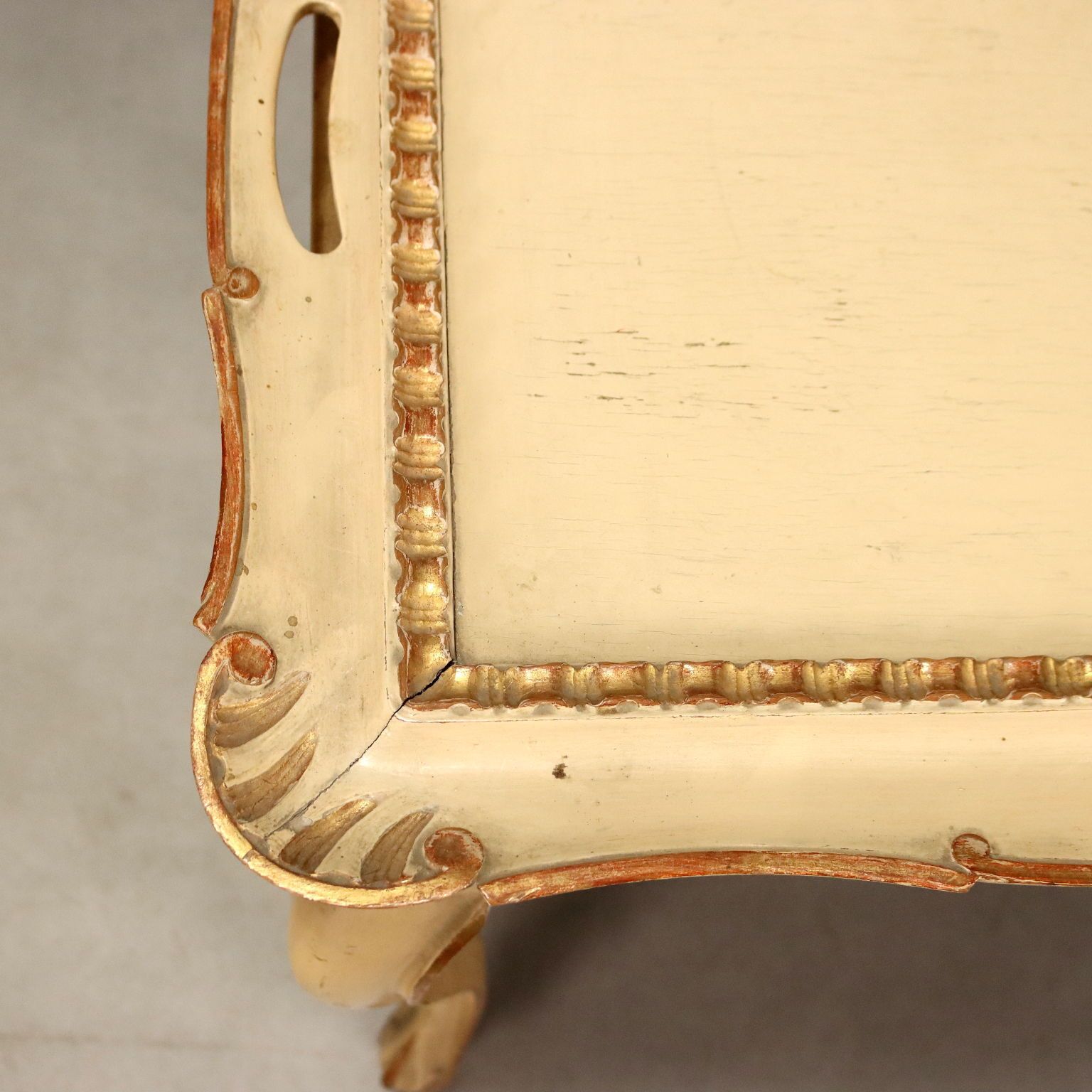 Klein antiek tafeltje, gelakt beuken met houtsnijwerk, Italië, 19e eeuw photo buy
