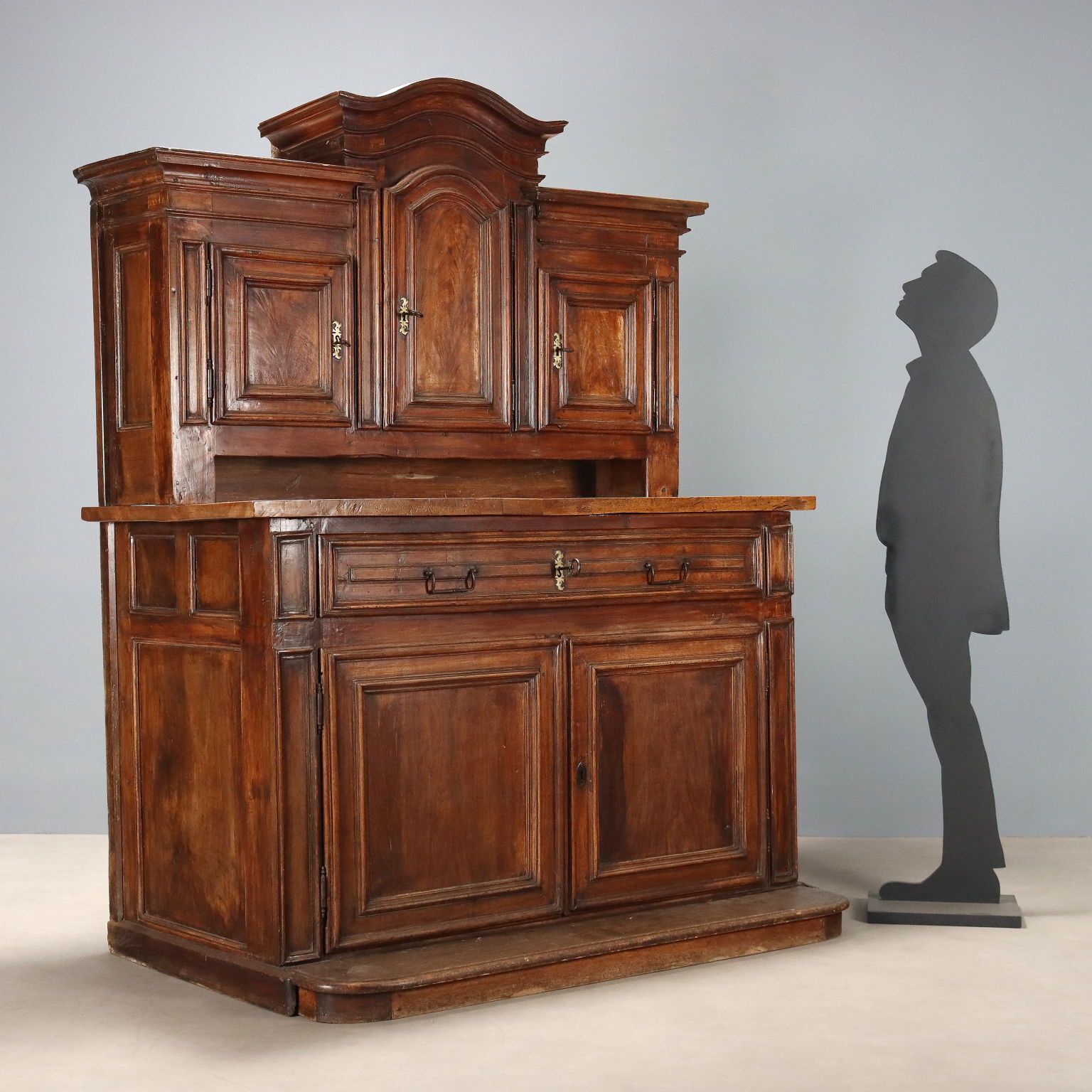 Antieke kast, zilverspar, populier, walnoot, Italië, 18e eeuw photo furniture