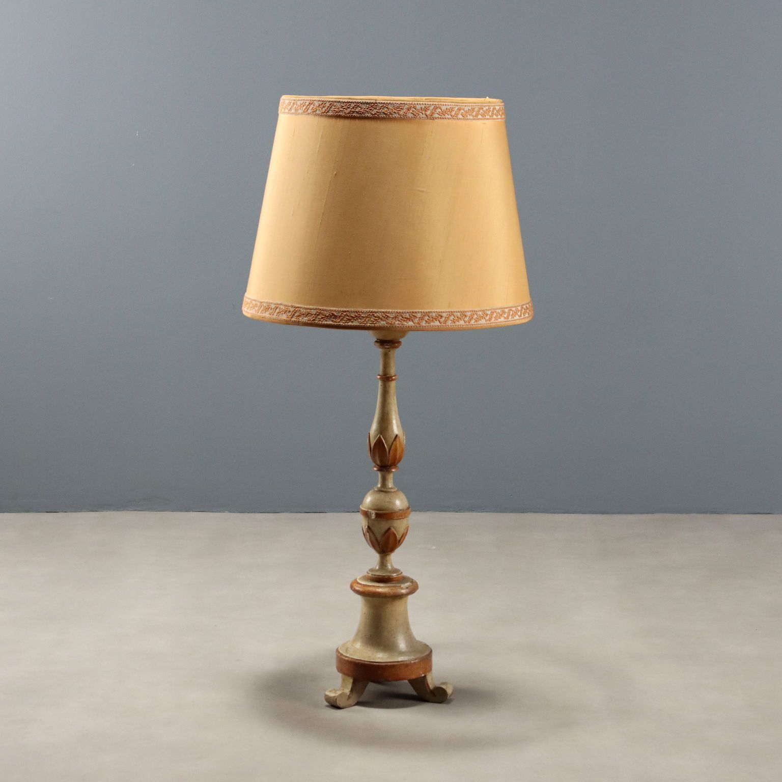 Candélabre d'époque en bois sculpté et laqué, abat-jour en tissu, XIXe siècle