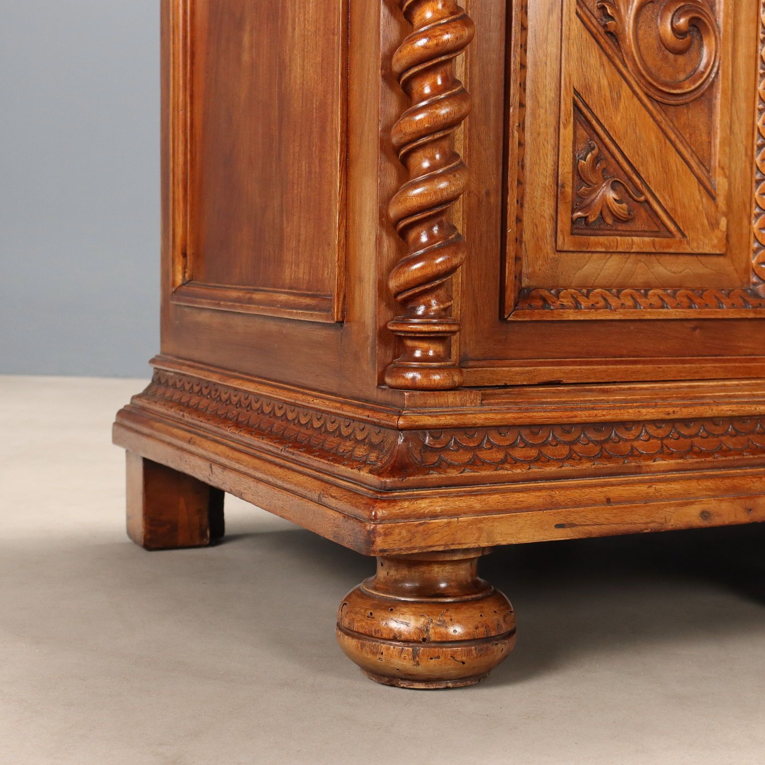 photo furniture Armoire d'époque néo-baroque en noyer, Italie, XIXe siècle