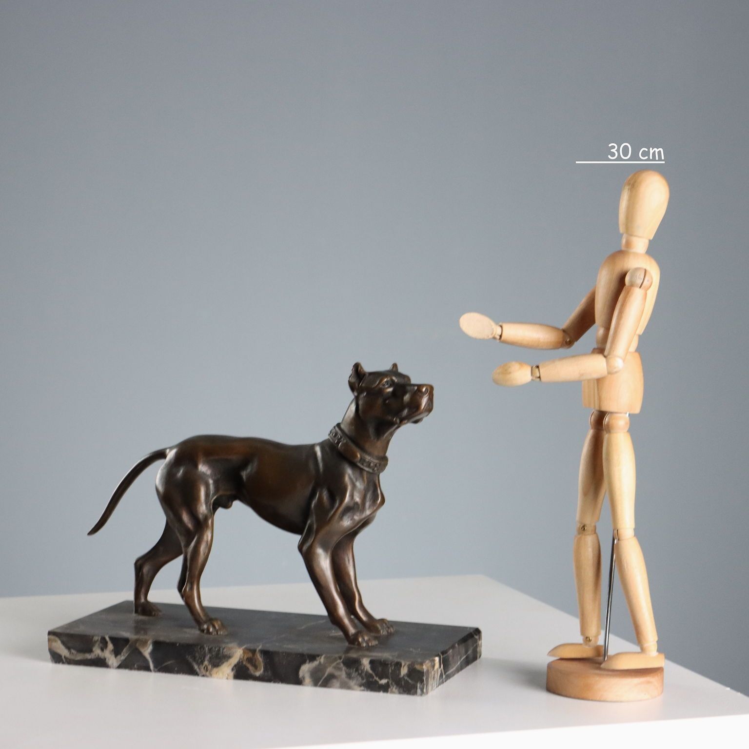 Sculpture d'époque, chien en bronze sur socle en marbre noir, Italie, XXe siècle photo furniture