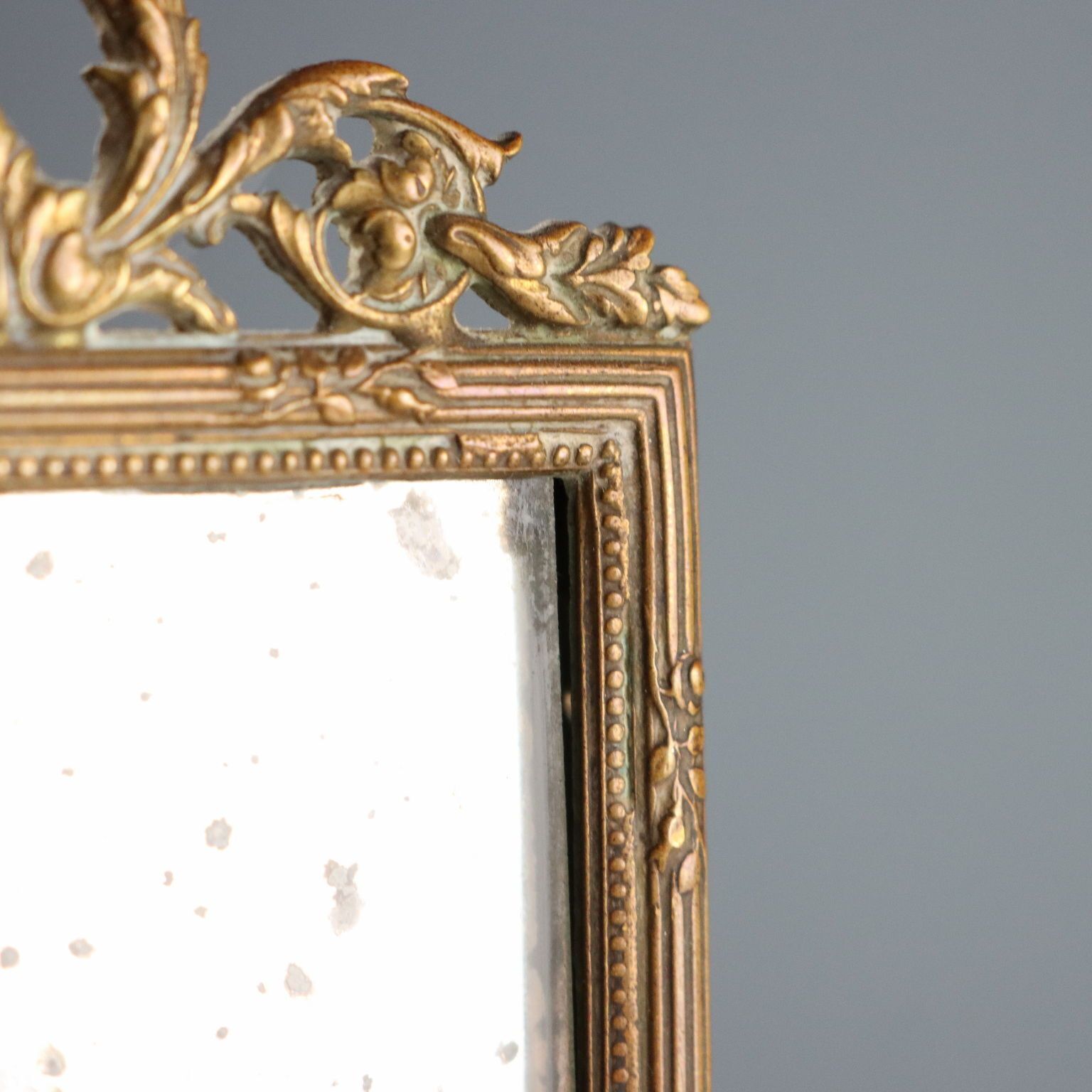 photo furniture Kleine antieke vergulde bronzen lijsten met glas, Italië, 19e-20e eeuw