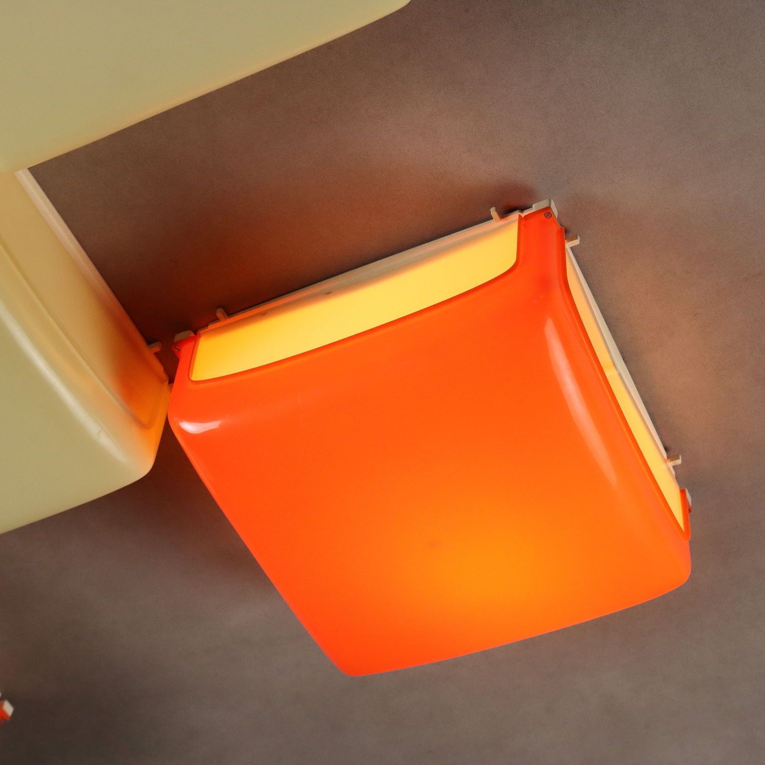 Artemide Cnosso lamp gekleurd plastic design Italië jaren 1960-70 photo vinterior