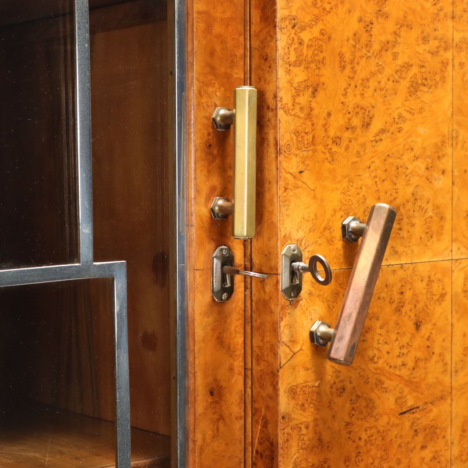 Meubels Art Deco kast wortelfineer esdoorn XX eeuw photo