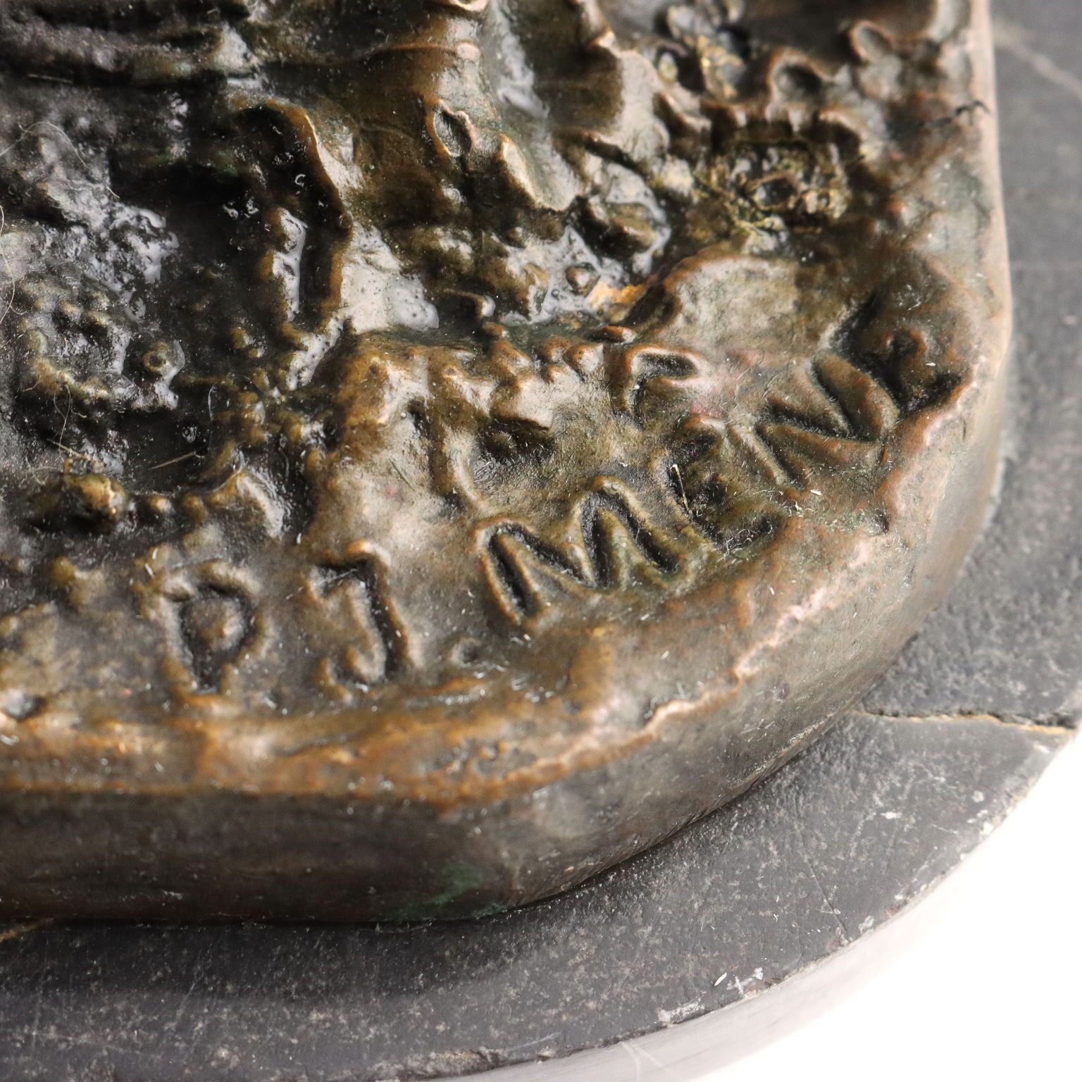 photo furniture Bronzen sculptuur van een staande jachthond, Pierre Jules Mène, 19e eeuw