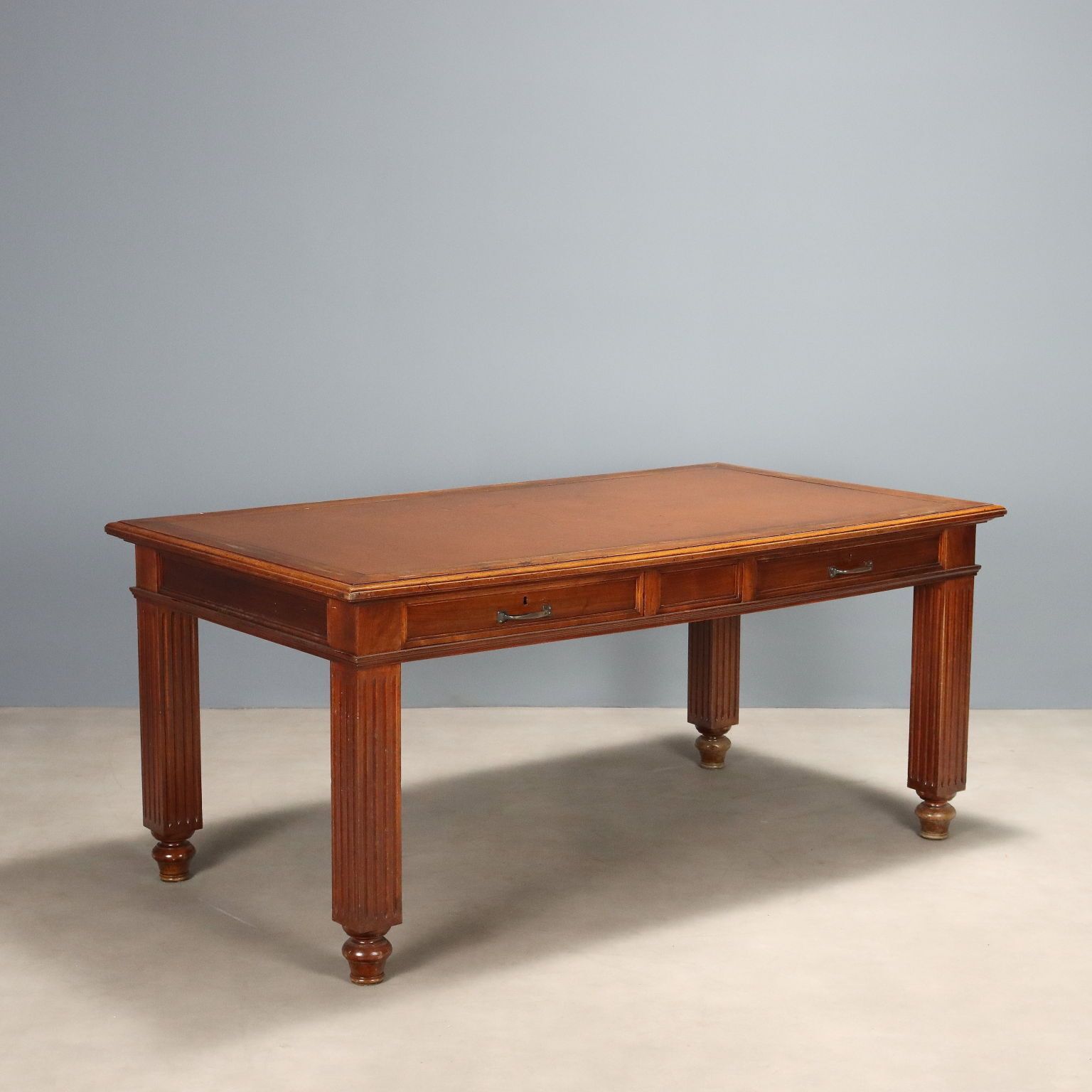 Bureau d'époque en noyer, cuir brun, Italie, XIXe siècle