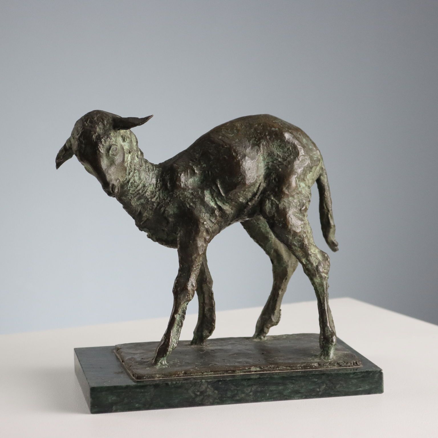 Sculpture en bronze d'époque représentant un agneau, signée Nando Conti, XXe siècle