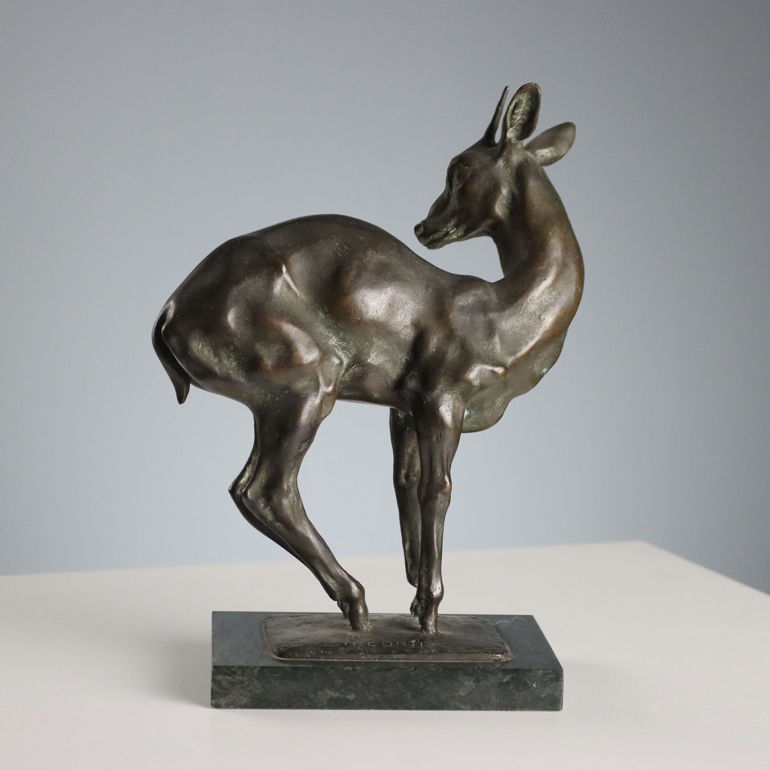 Sculpture moderne en bronze, cerf, signée Nando Conti, années 1940 photo vinterior