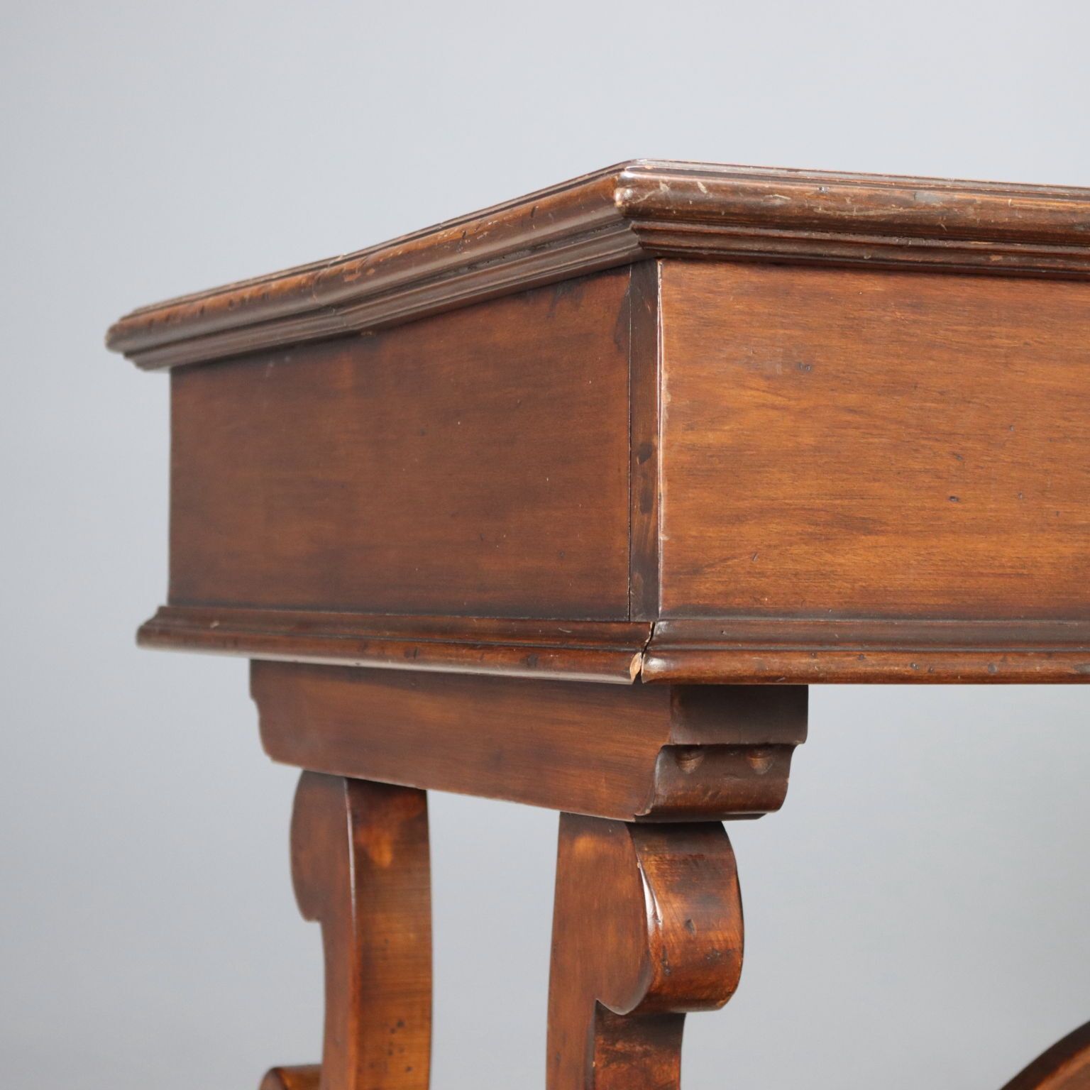 photo furniture Antiek bureau St. Philip walnoot houtsnijwerk Italië 20e eeuw