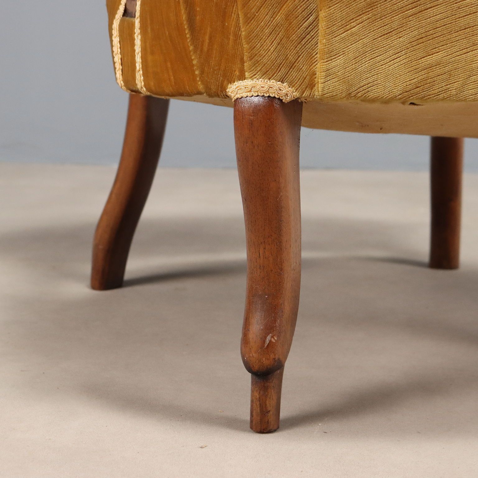 Antieke fauteuil, walnoot, stof, Italië, eind 19e eeuw photo vinterior