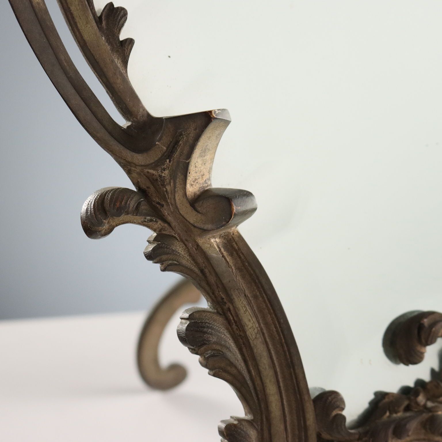 Miroir de table de style rococo en bronze, XIXe-XXe siècle photo vinterior