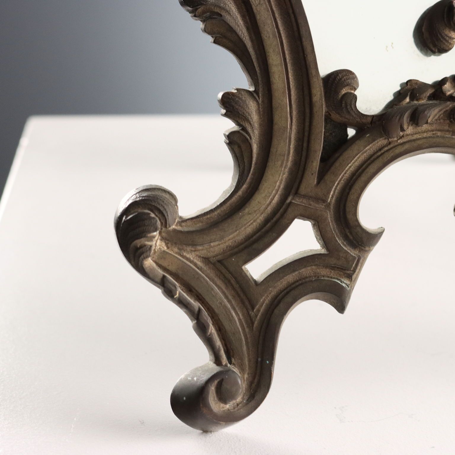 photo for sale Miroir de table de style rococo en bronze, XIXe-XXe siècle
