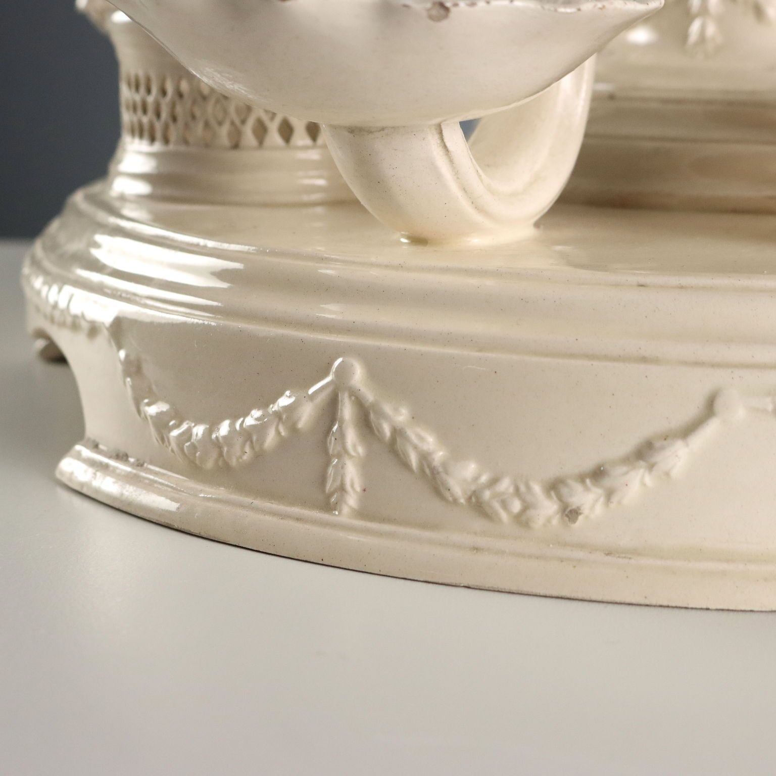 photo buy Surtout de table d'époque Plat de Ménage en faïence, Italie, XIXe siècle