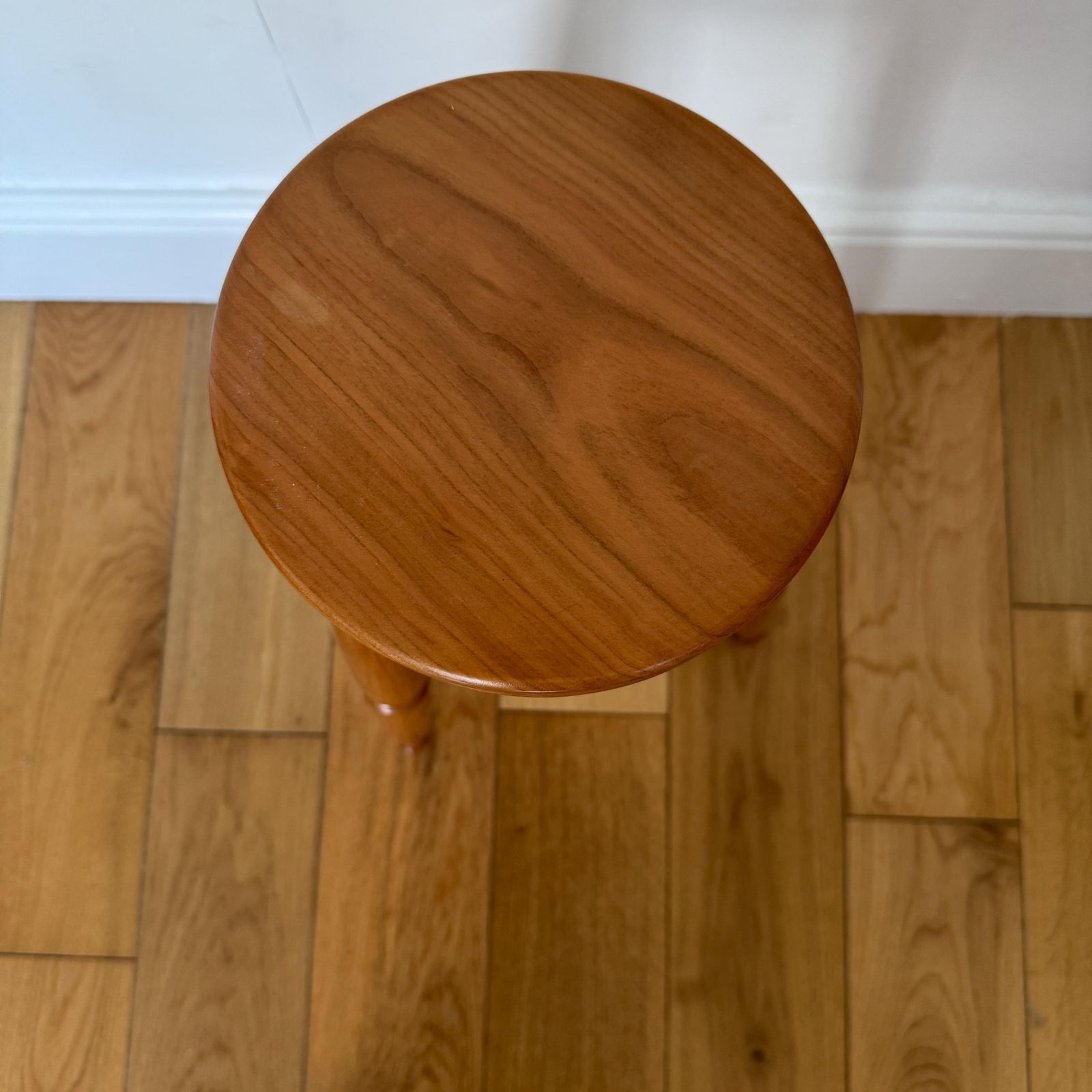 photo furniture Vintage Wooden Three‑Leg Stools – Hand‑Turned Solid Wood Rustic Farmhouse Seating / Side Tables
