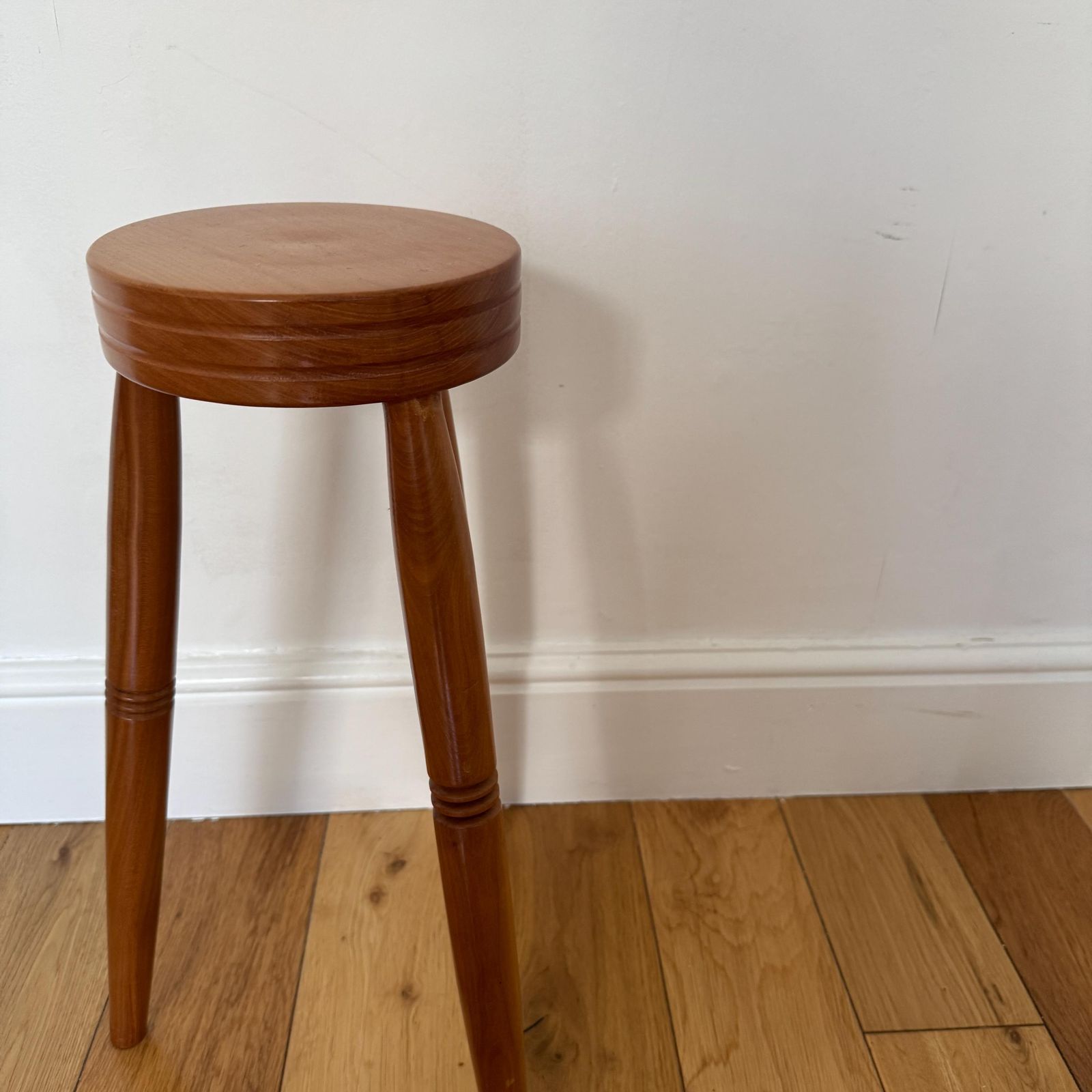 photo vinterior Vintage Wooden Three‑Leg Stools – Hand‑Turned Solid Wood Rustic Farmhouse Seating / Side Tables
