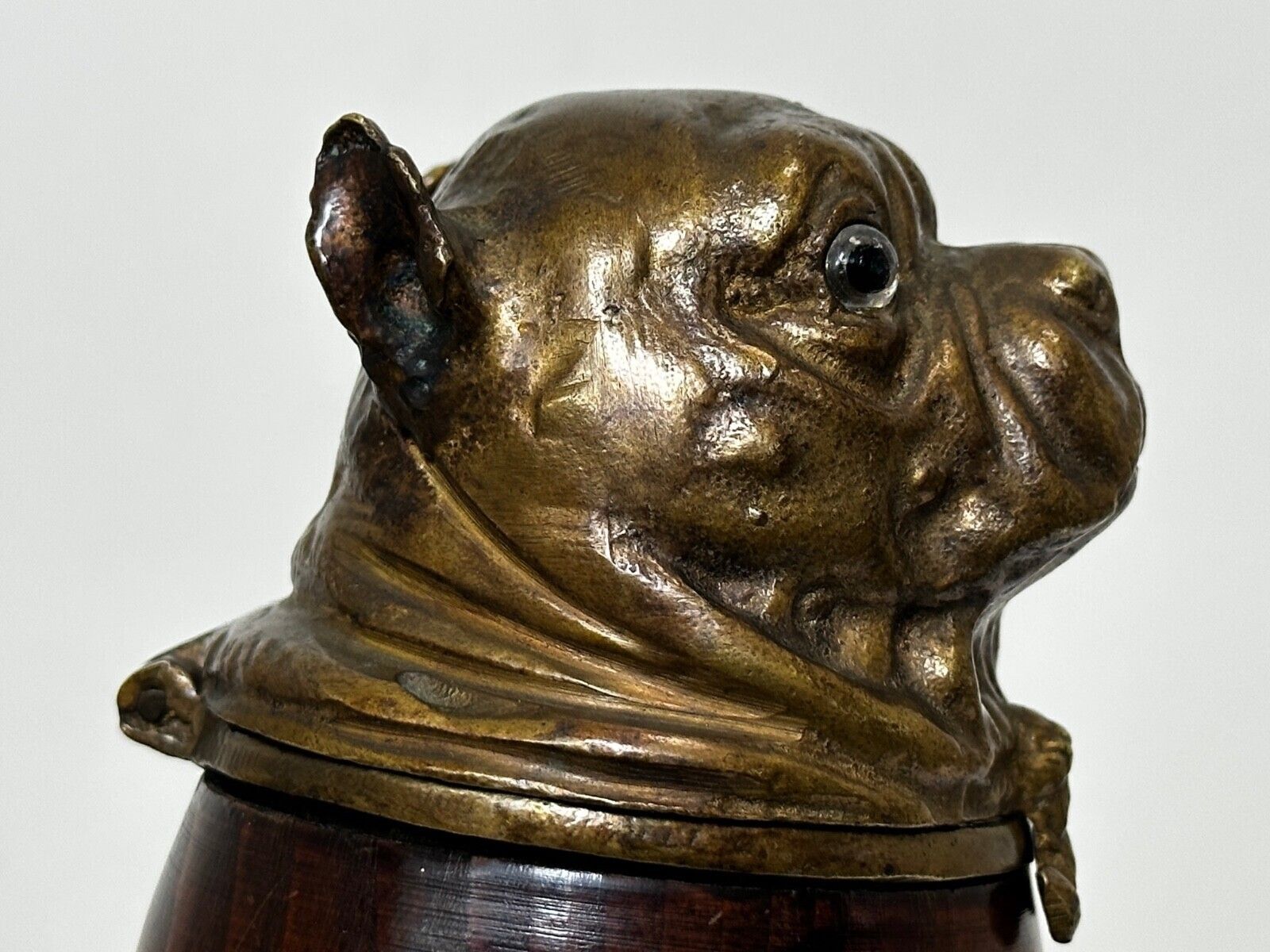 photo vinterior Kleine Victoriaanse stijl decoratieve buldog inktpot genaamd Charlie