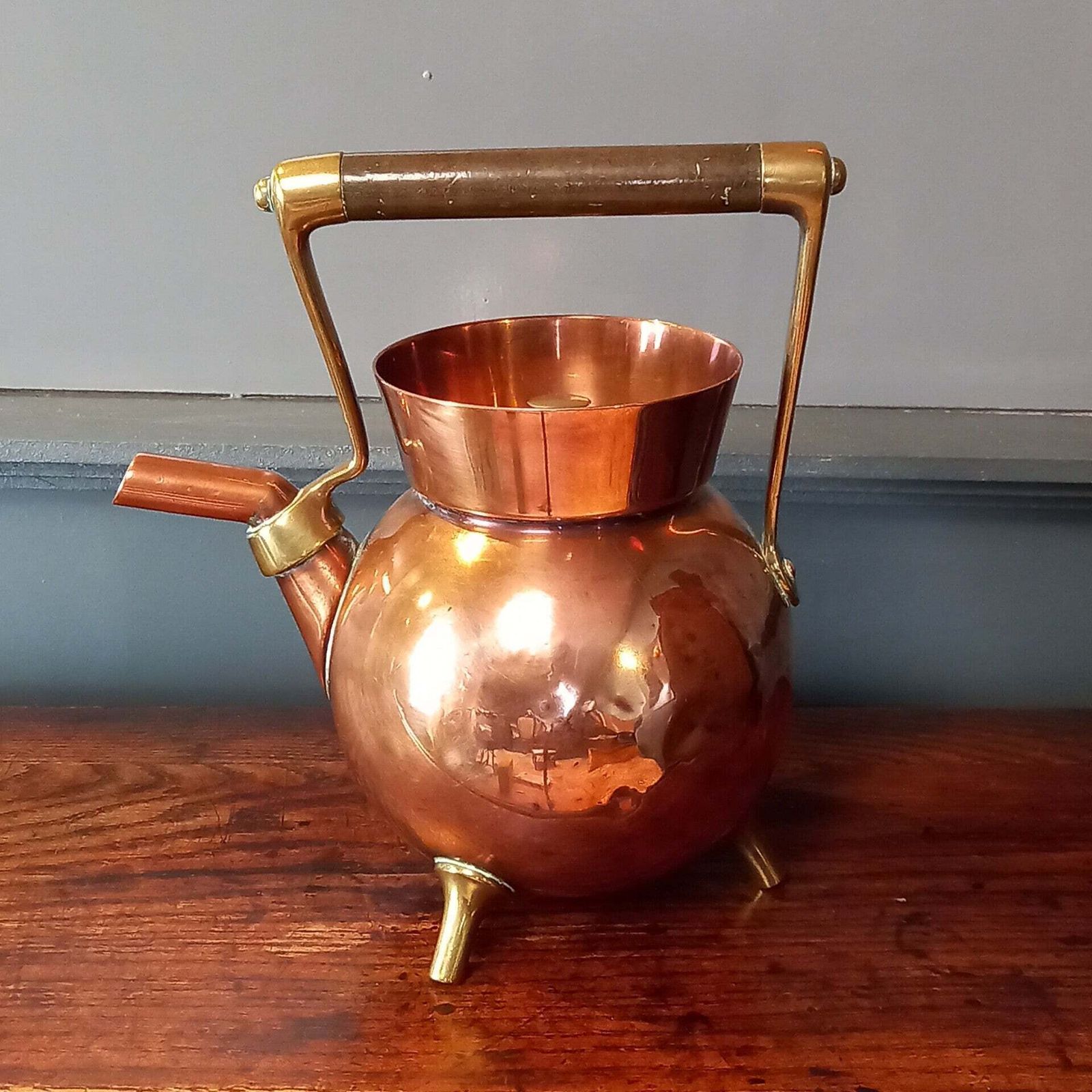 photo furniture Christoffer Dresser, British Aesthetic Movement Teapot, 1800s