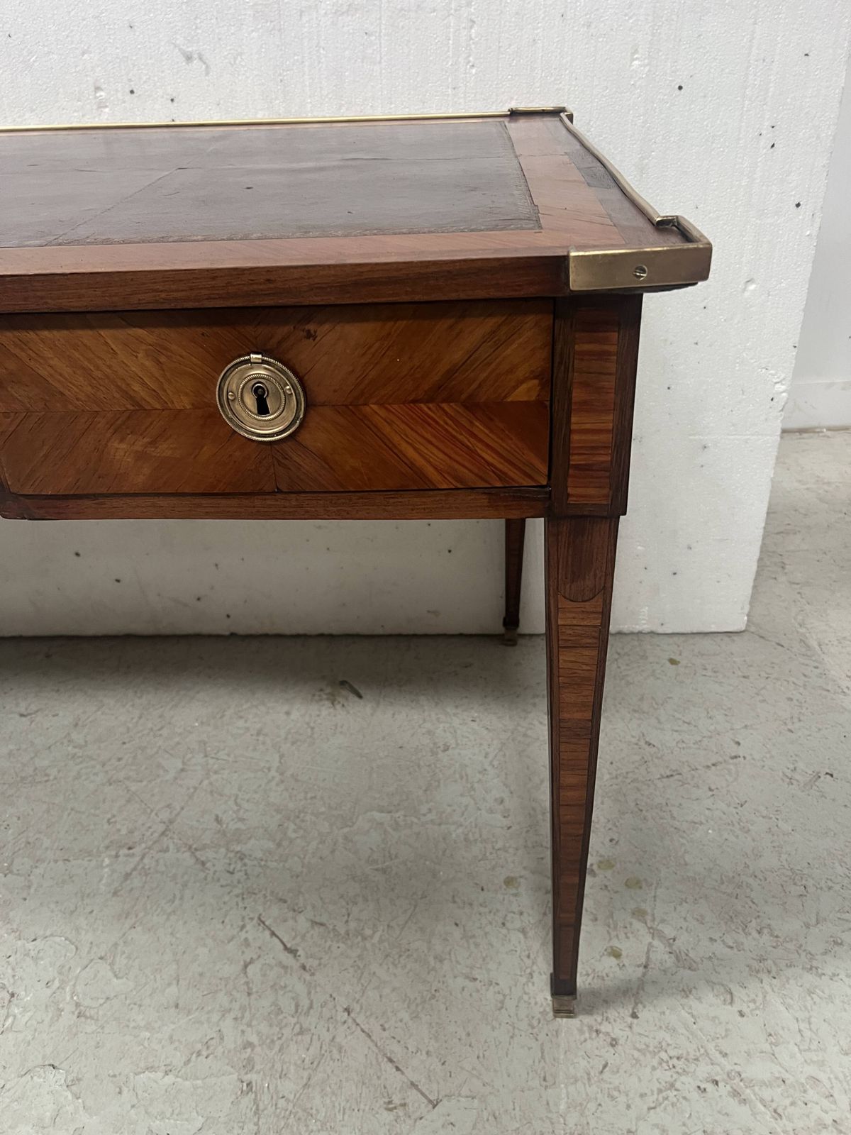 Louis XVI Flat Desk In Mahogany Veneer And Rosewood, 18th Century. photo vinterior